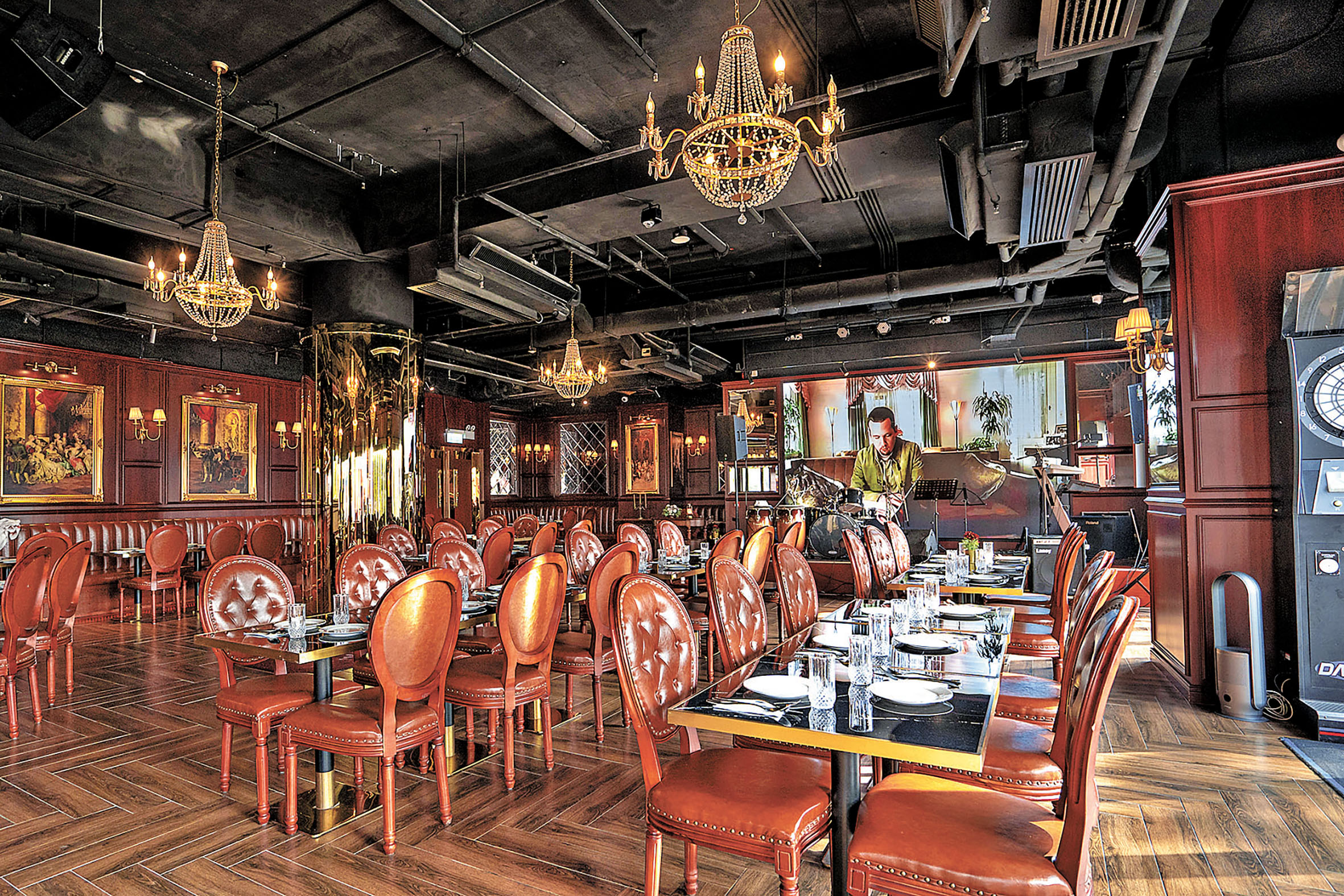 ■餐廳以歐式古典宮廷風為設計軸心。