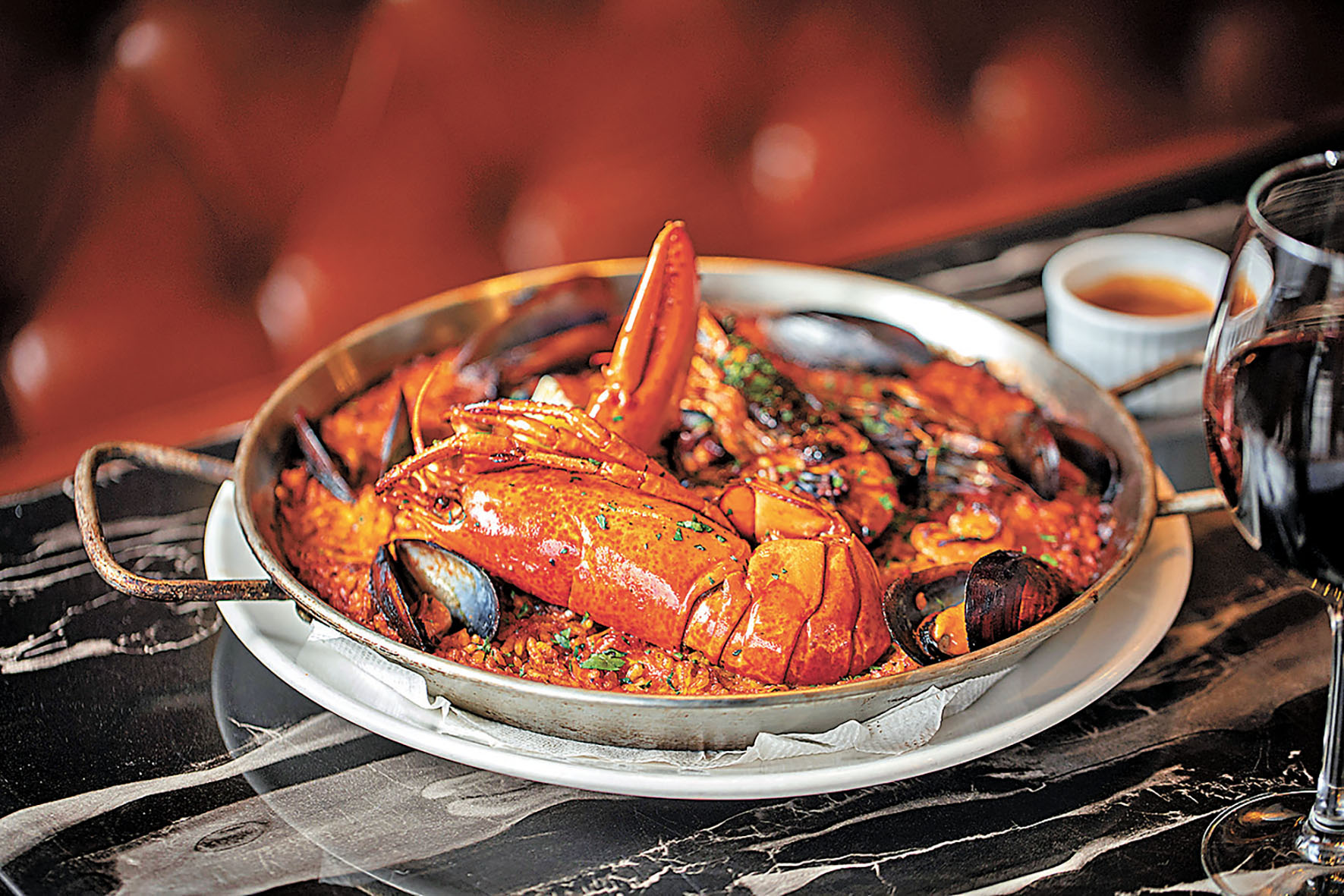 ■原隻龍蝦海鮮炒飯。