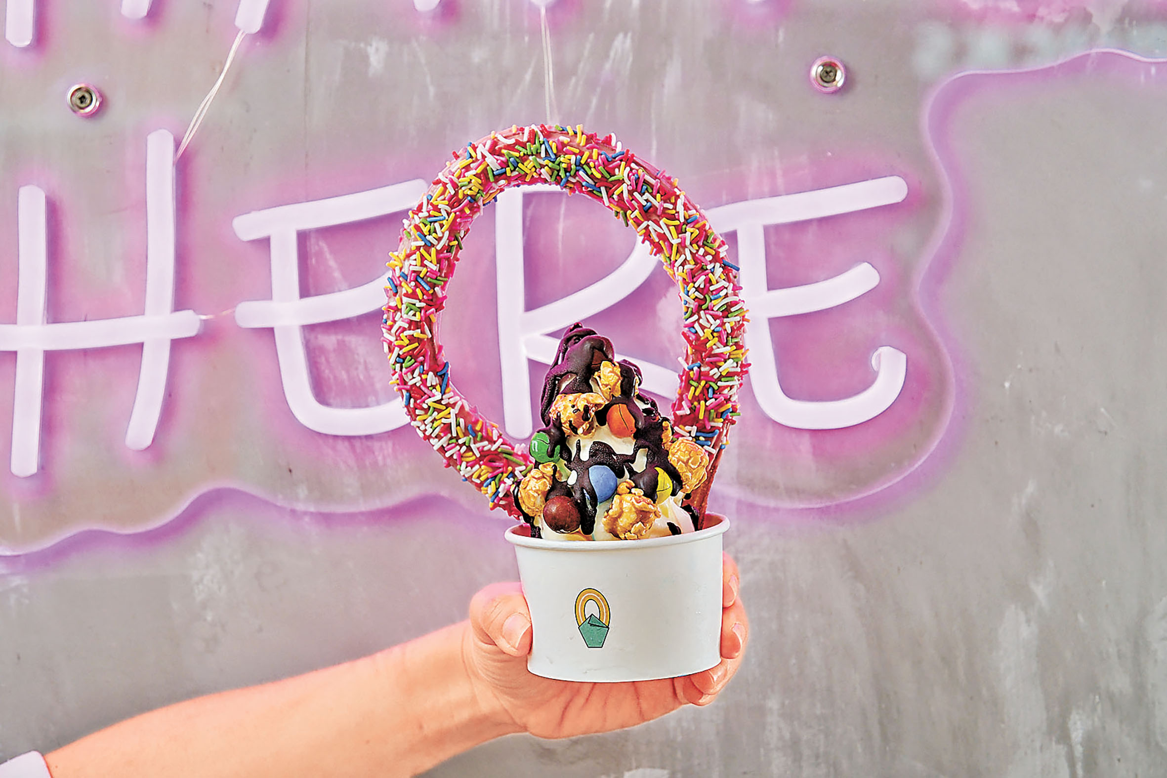 ■M&M朱古力爆谷配黑朱古力醬。