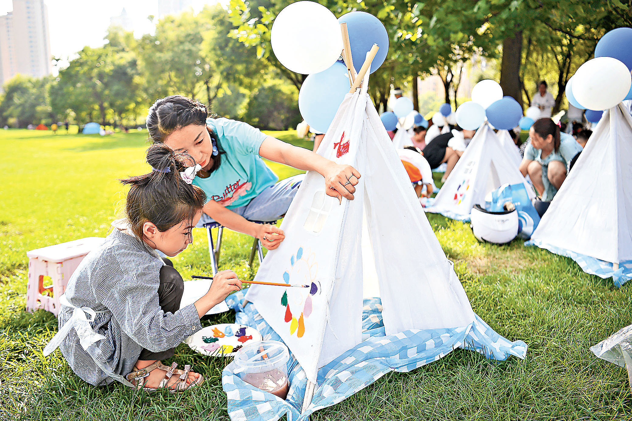 ■單親家長可帶孩子多參加群體活動。     資料圖片