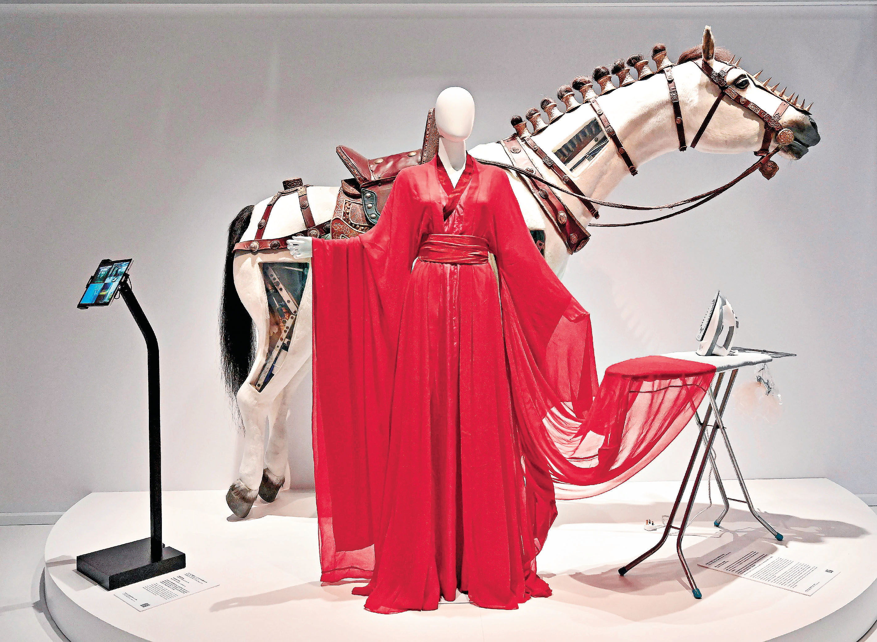 ■精選展品包括首次向公眾展示的戲服、道具及場景手稿等。