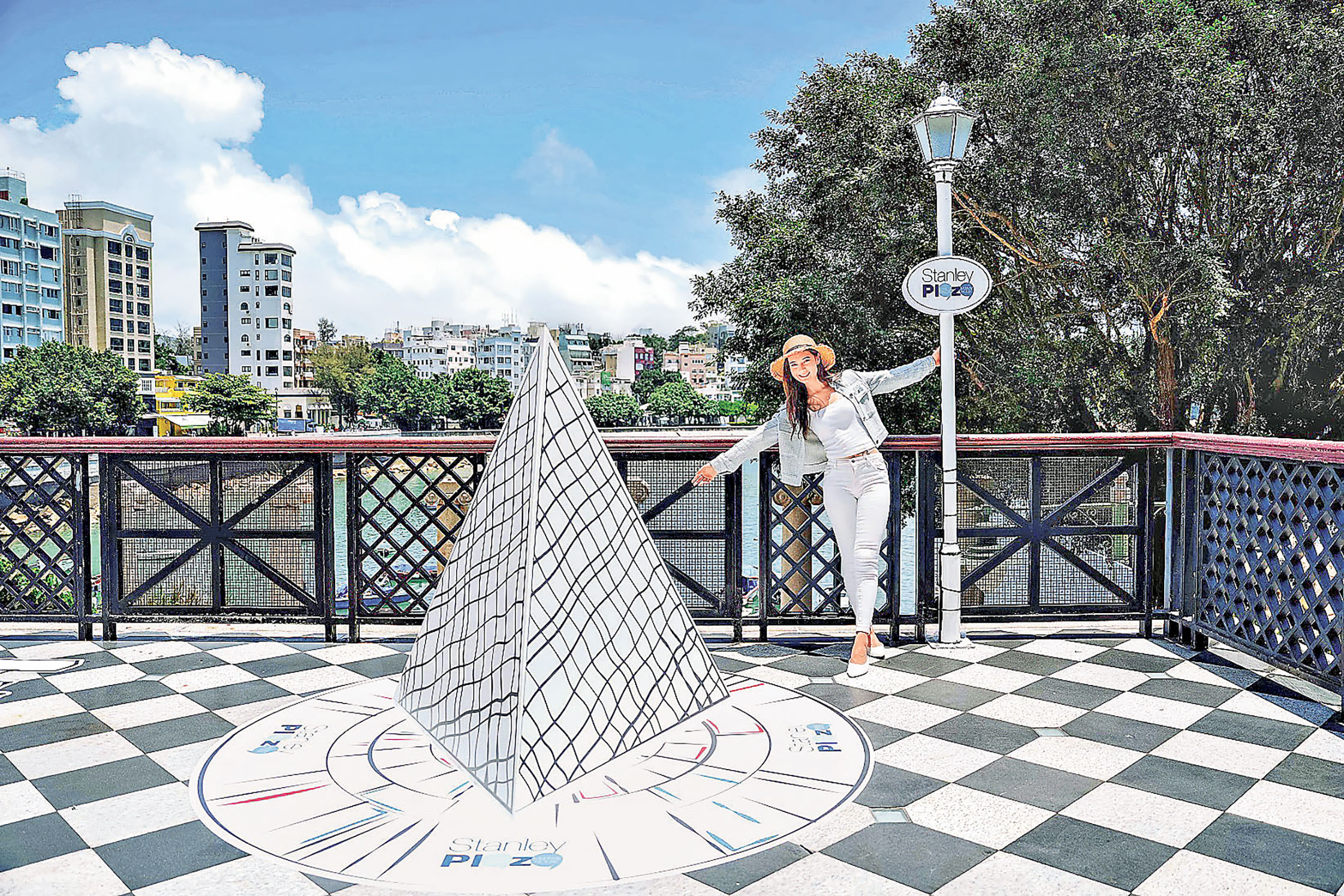 ■羅浮宮卡紙裝置。