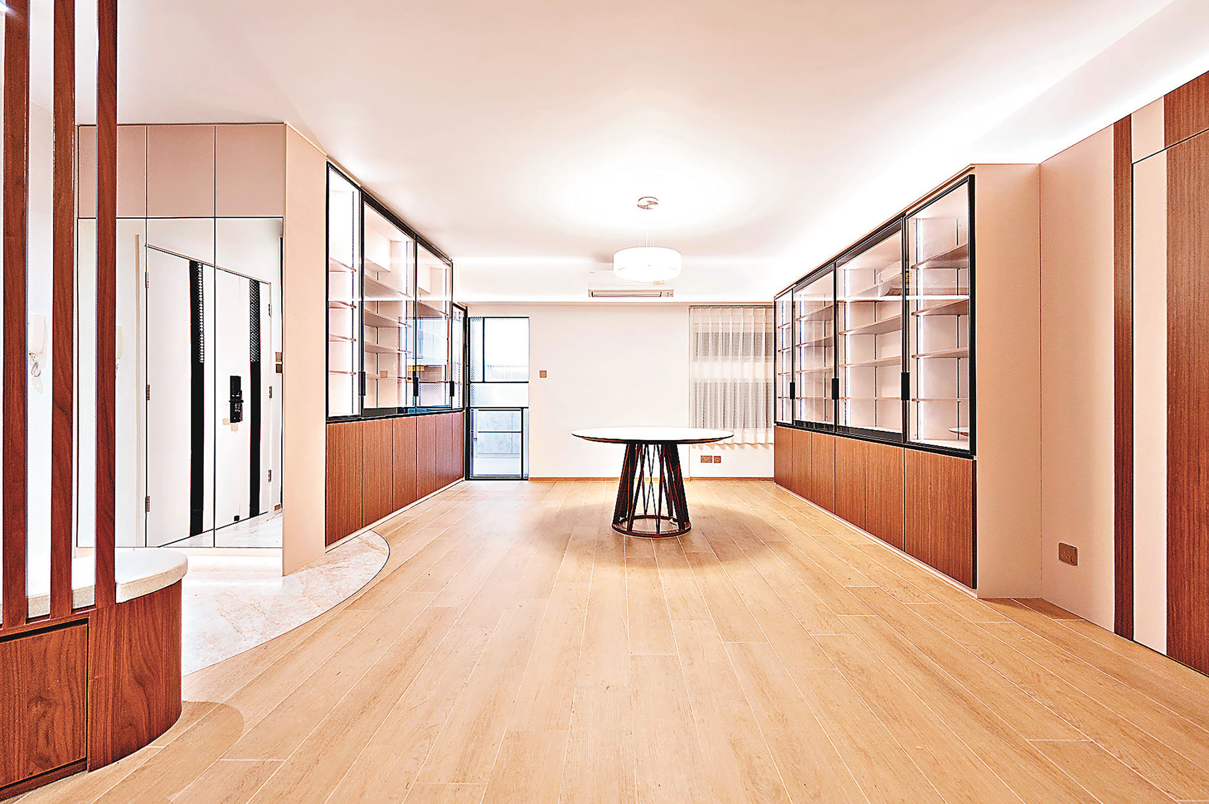 ■整個大廳以淺色木地板鋪砌，飯廳兩邊各設有對等木製裝飾及收納櫃。