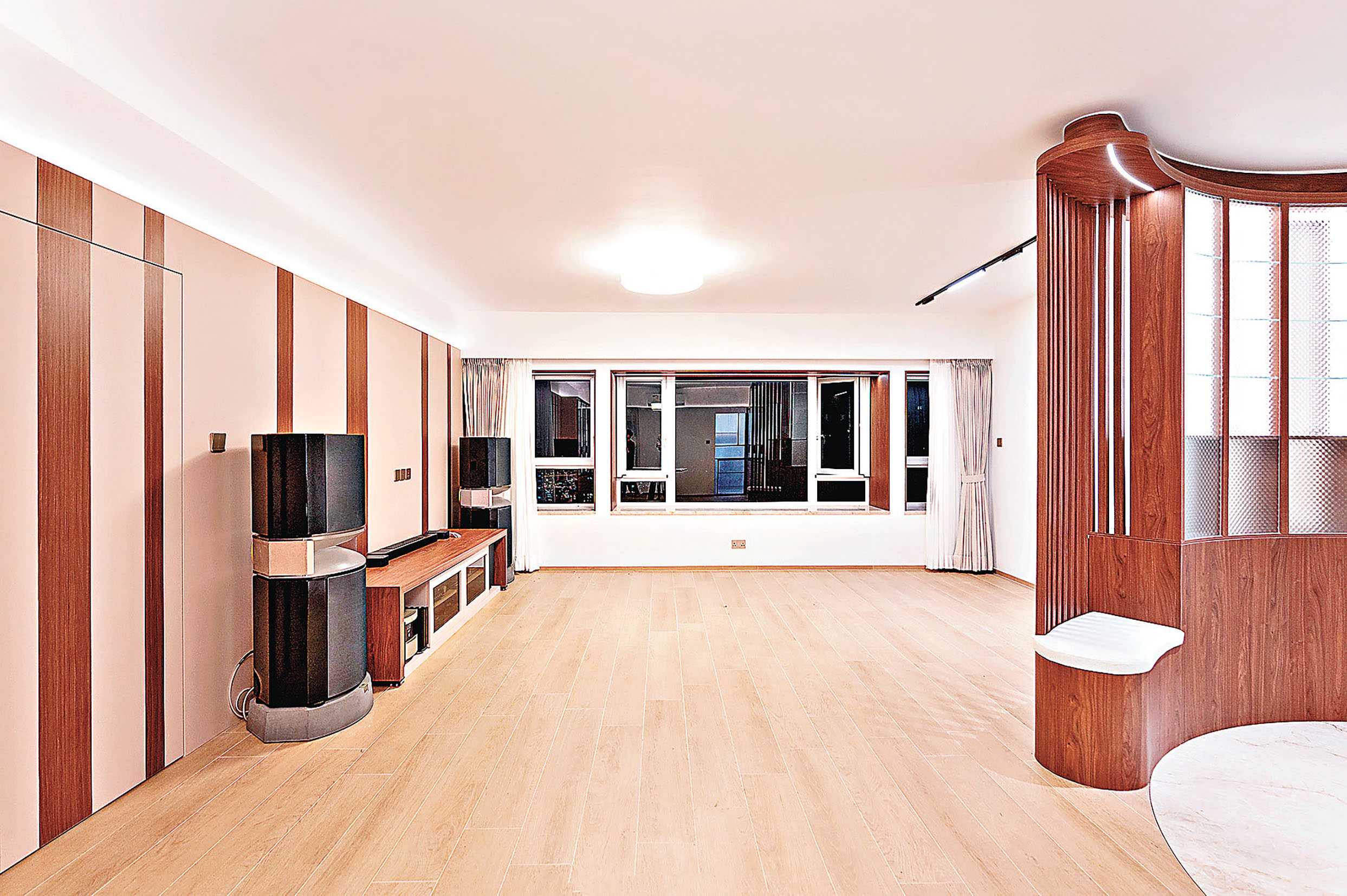 ■木屏風分隔開客廳。