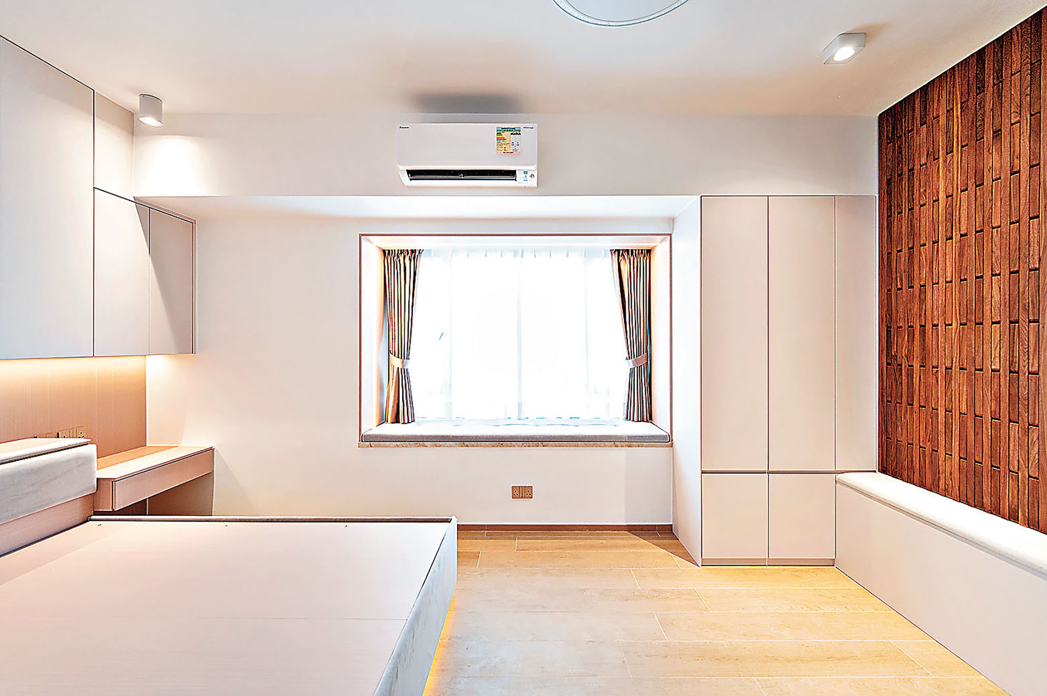 ■主人房淺白色傢具，再以木條子裝飾牆作點綴。