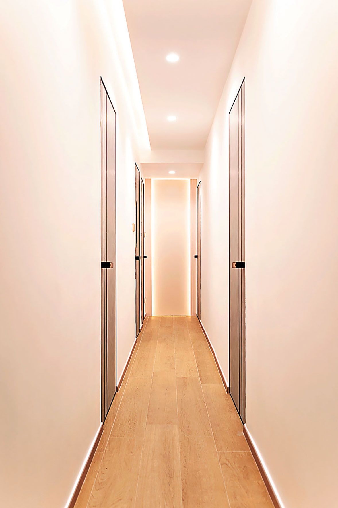 ■房間走廊天花特設裝飾燈照明。