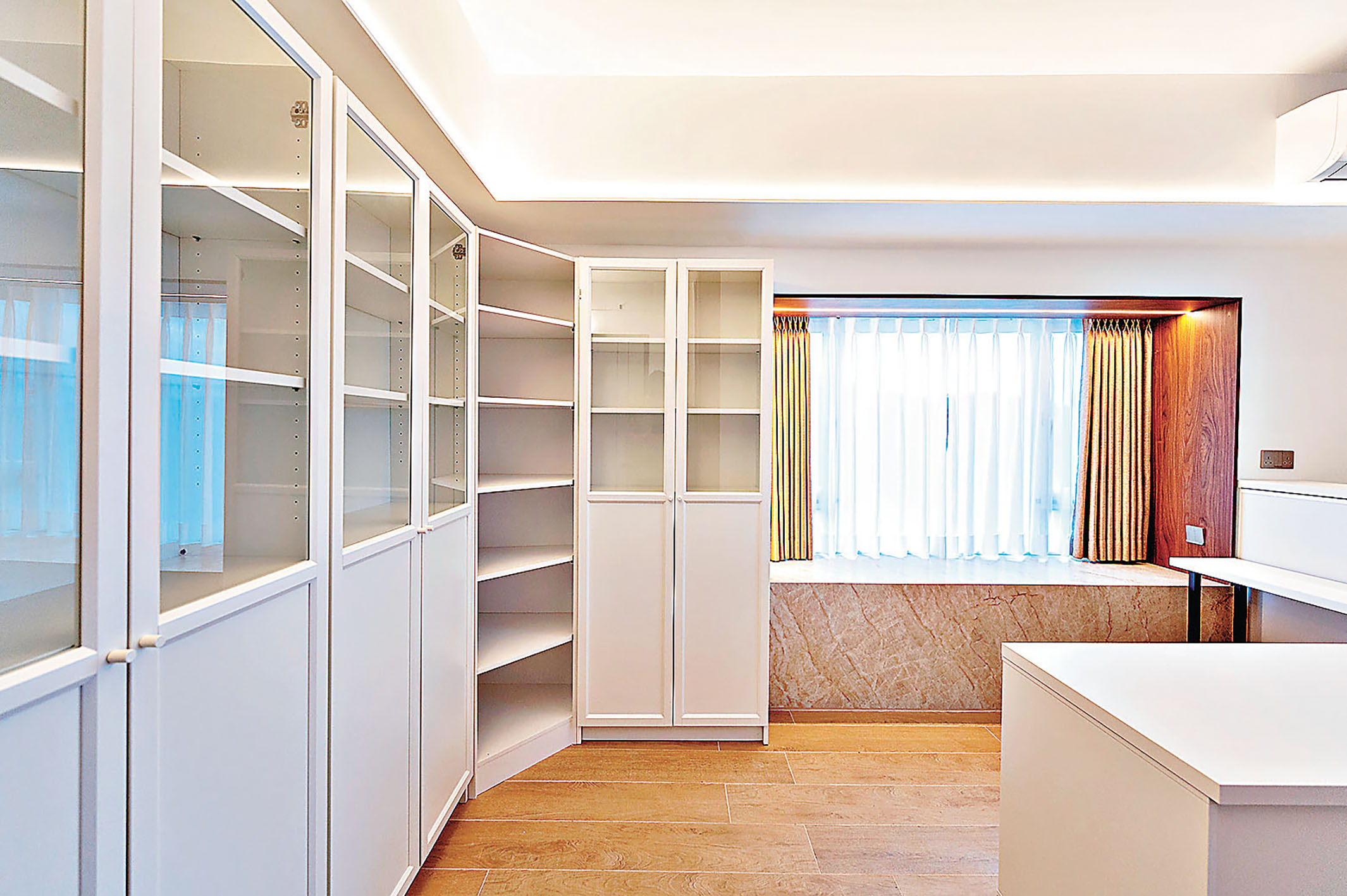 ■書房配備一組淺白色書櫃。