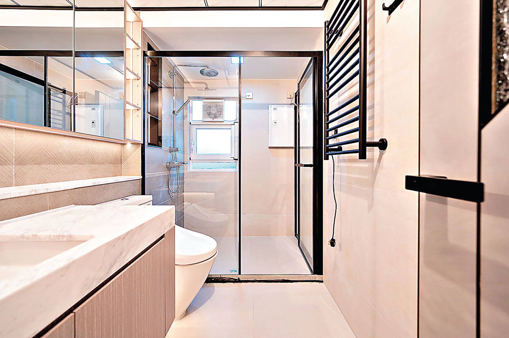 ■浴室採用淋浴間；洗臉盆配以大型玻璃鏡子。