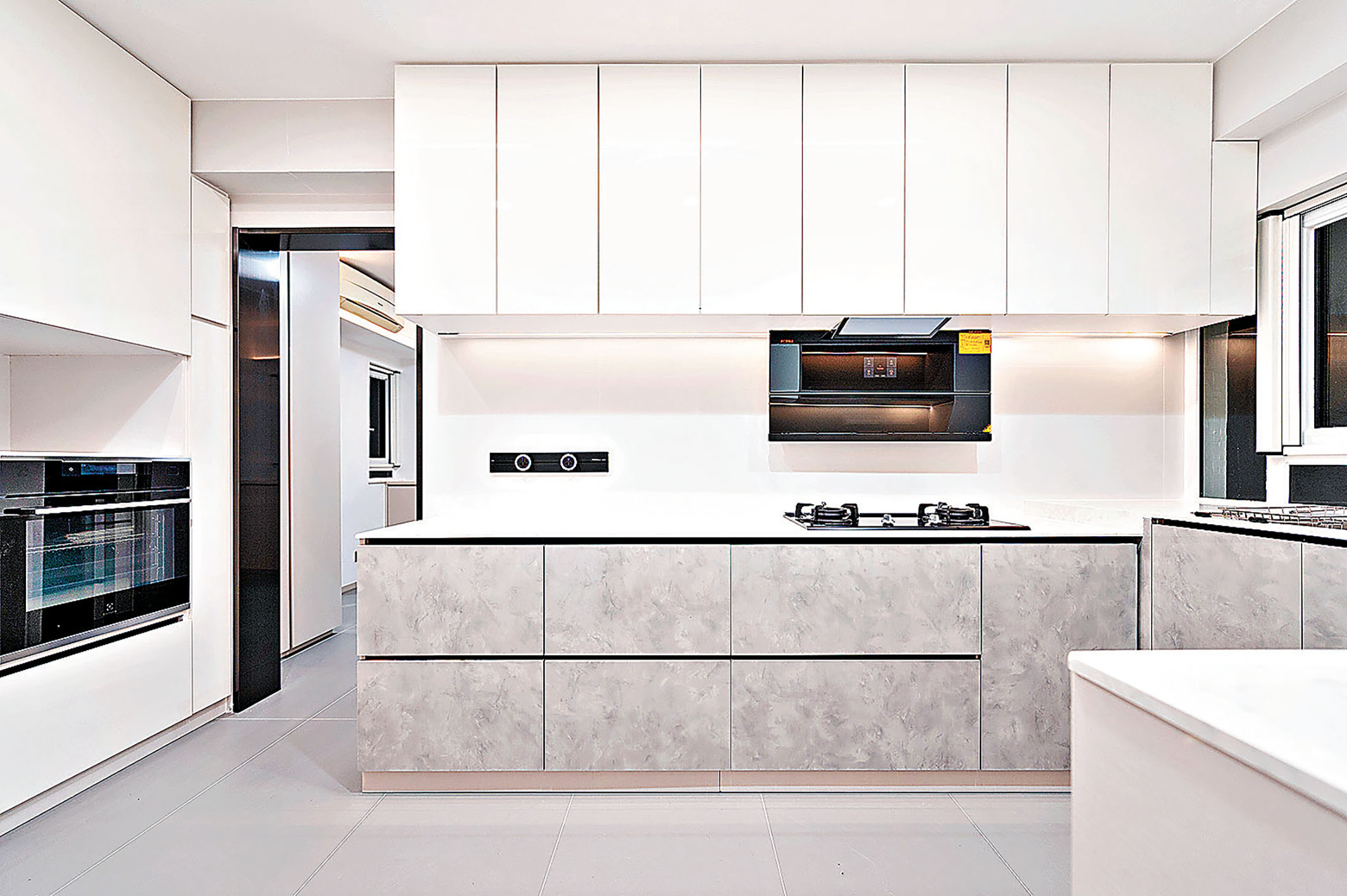 ■淺白色的大廚房，除了雙爐頭煮食枱外，還有小餐枱方便切菜及準備菜餚。