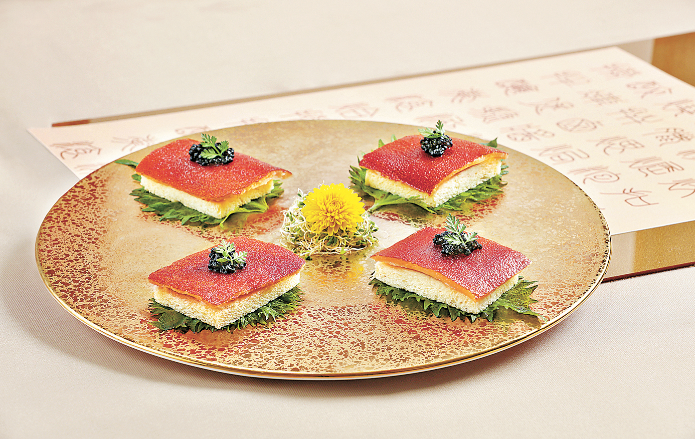 ■卡露伽魚子醬巴馬火腿乳豬吐司。