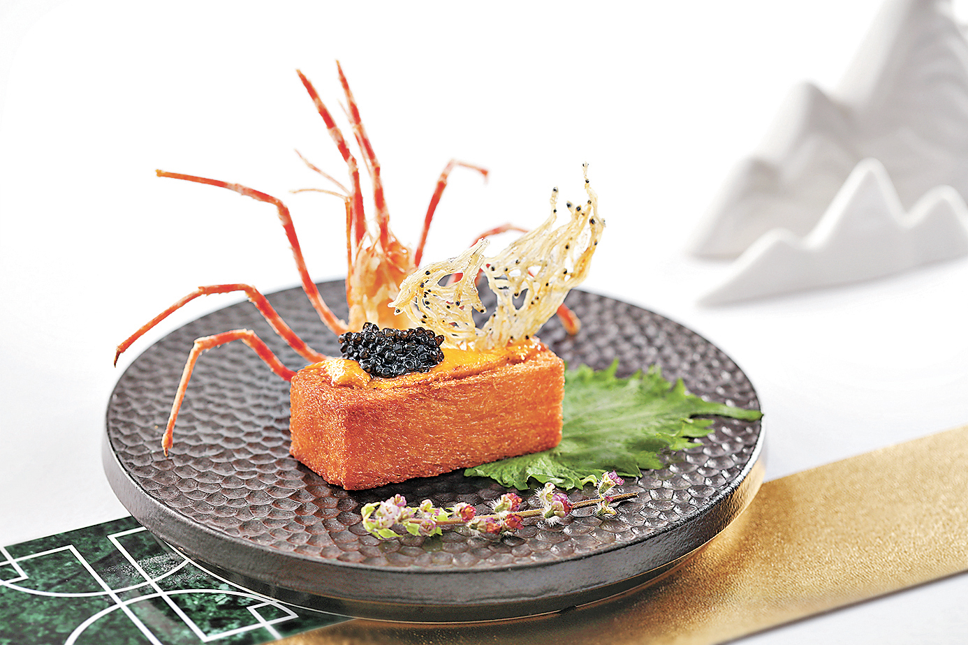 ■馬糞海膽魚子醬牡丹蝦梅酒啫喱稚魚盞。