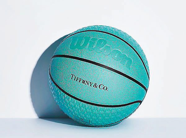 ■Tiffany & Co. x Daniel Arsham x Wilson ®籃球。