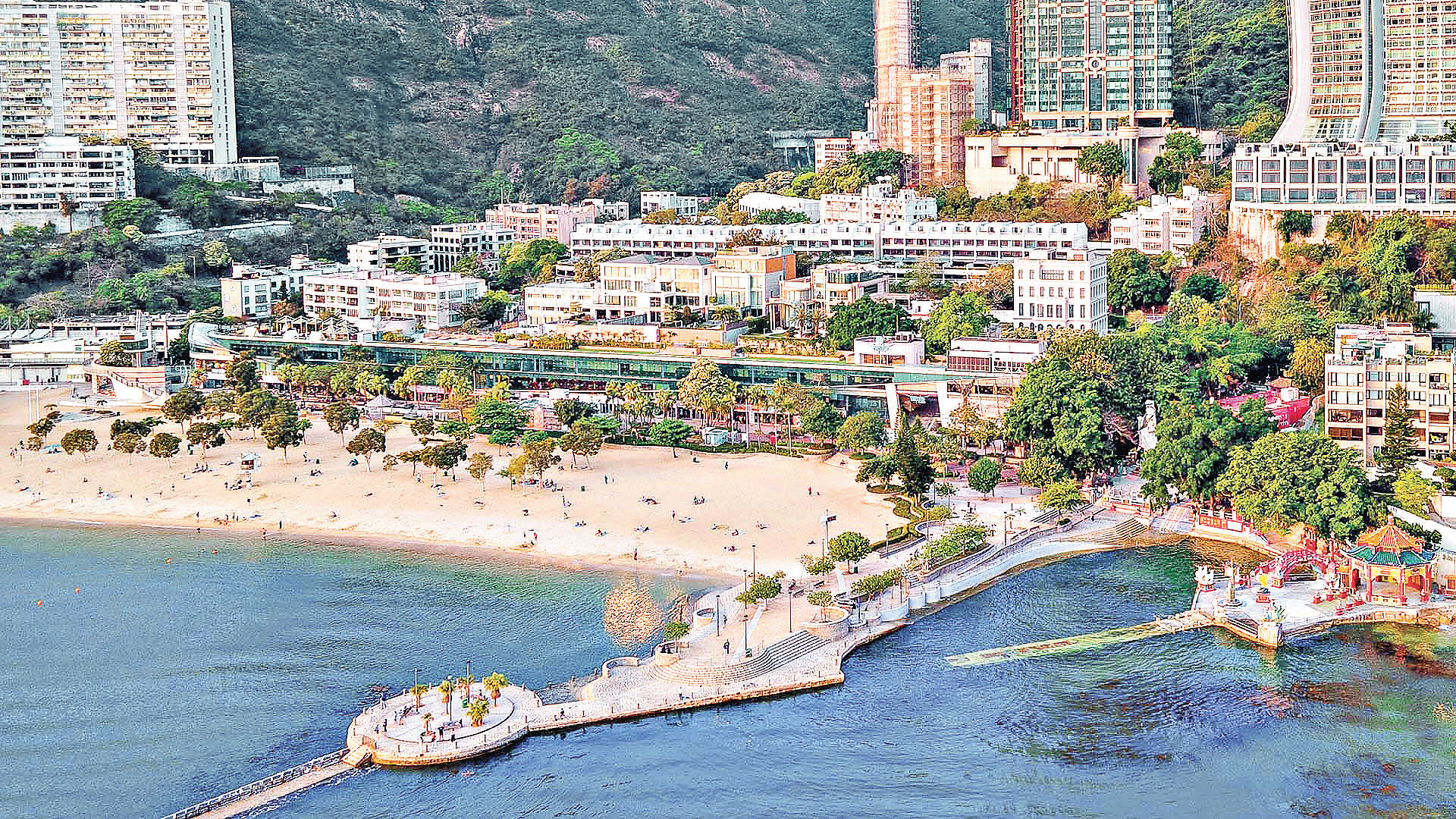 ■淺水灣水清沙幼。    香港旅遊發展局