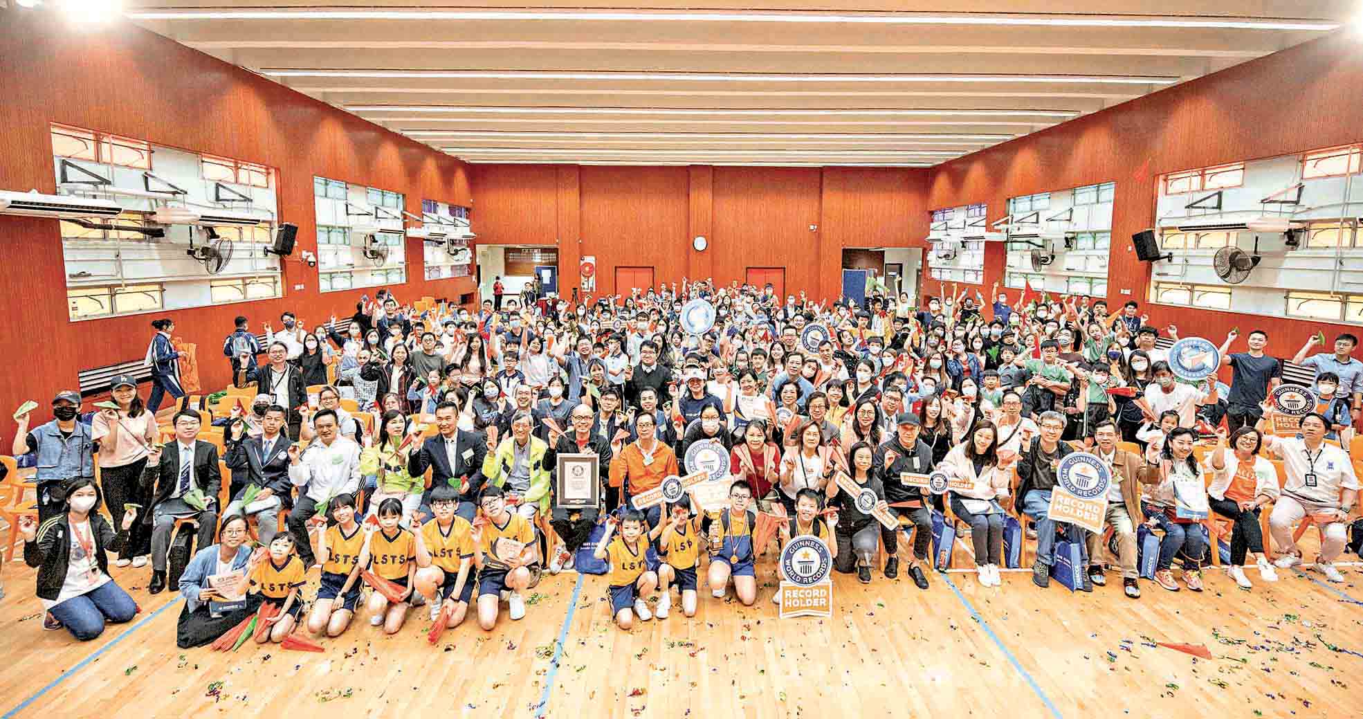 ■廠商會蔡章閣中學摺紙飛機挑戰活動，成功打破世界紀錄。