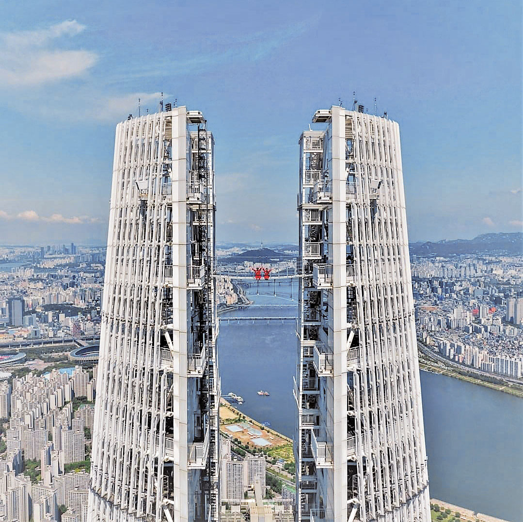 ■樂天世界塔的Sky Bridge，考驗你的膽量。