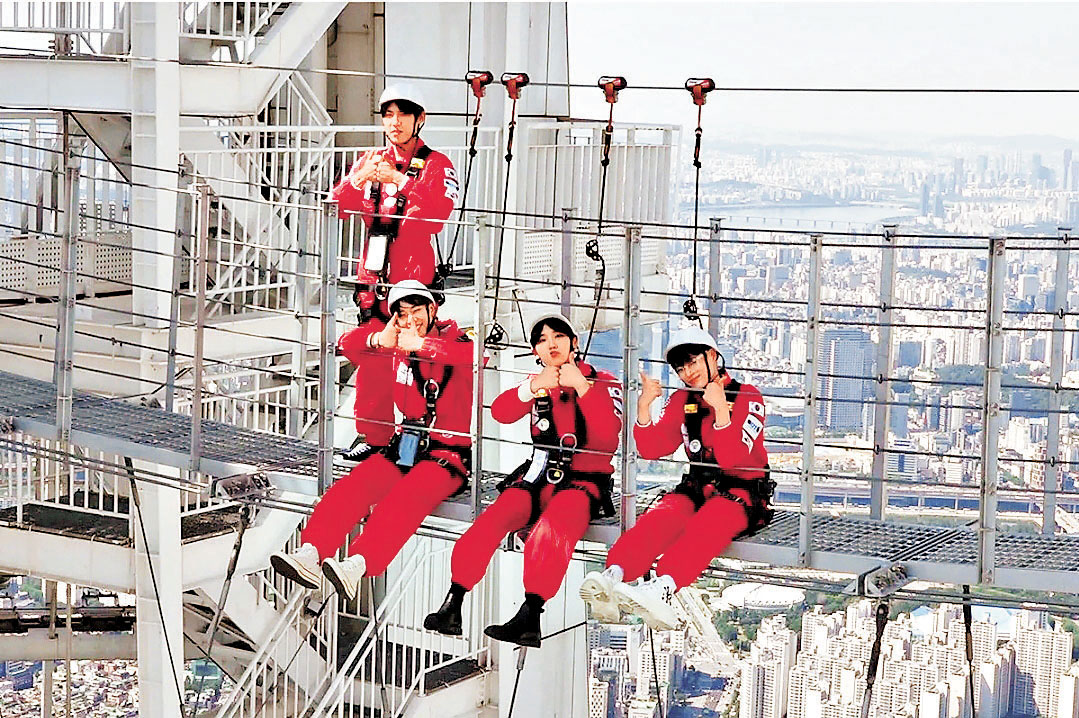 ■坐在露天觀景台SkyDeck，有半天吊的感覺。