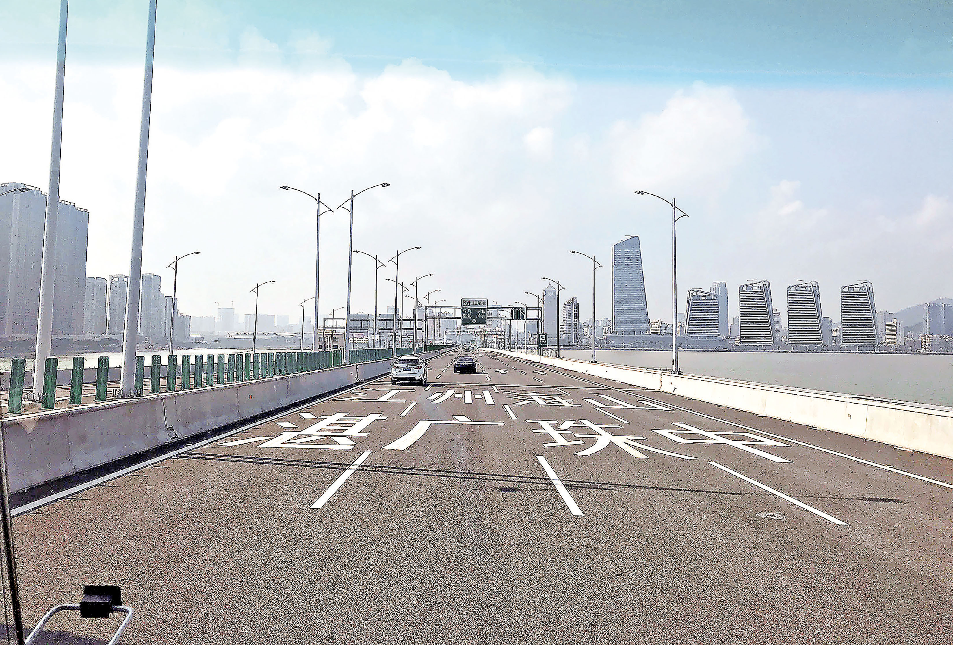 ■「港車北上」每輛汽車可登記兩名駕駛者，經大橋駛往廣東。
