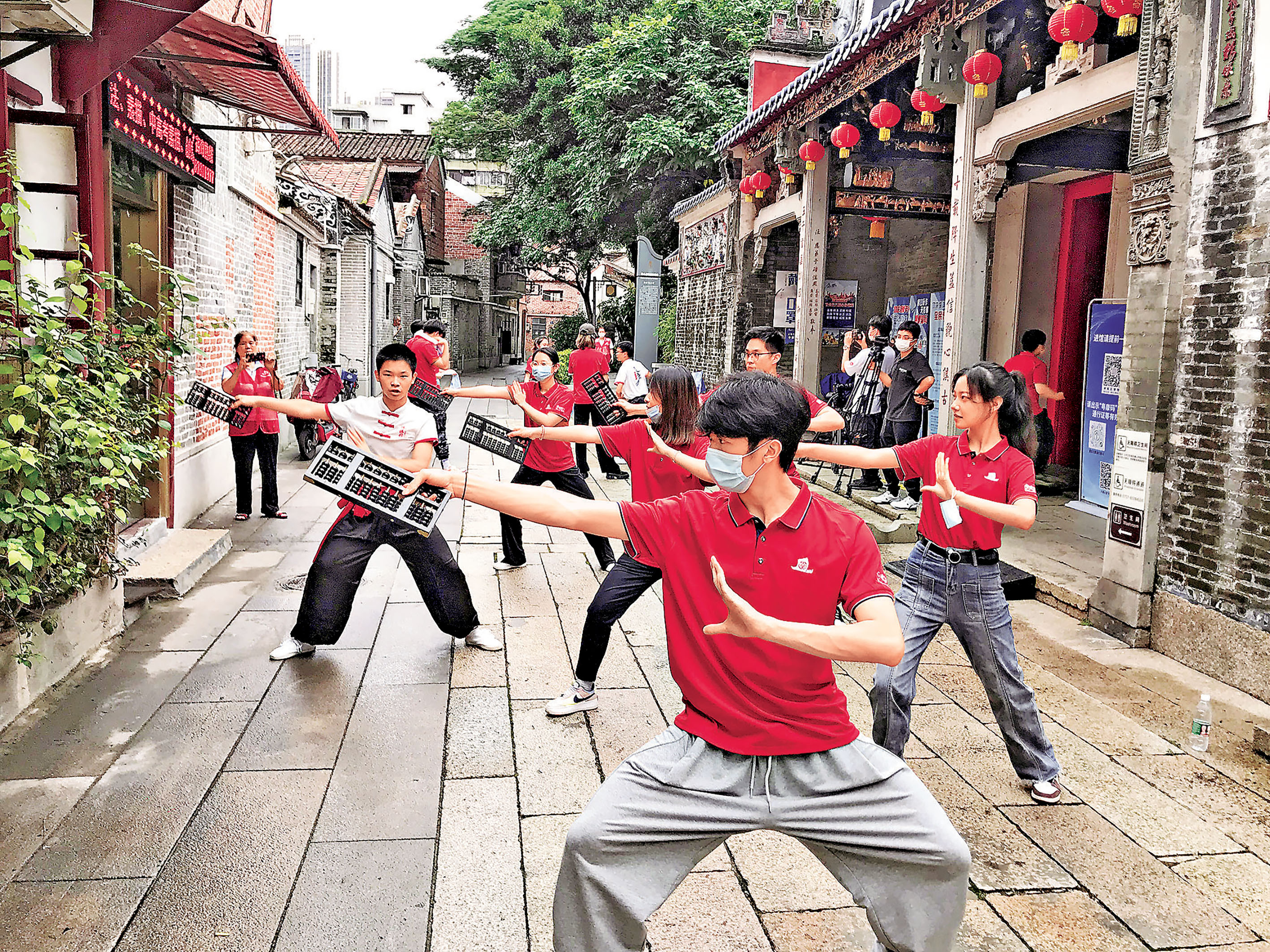 ■港澳生跟隨年輕的蔡李佛拳師傅練拳。  敖敏輝 攝