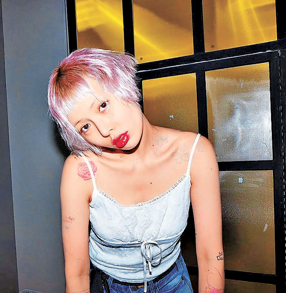 ■泫雅的耳上極短髮俏皮有個性。   Ig@hyunah_aa