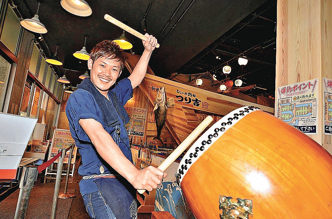 ■每當有客人成功釣到魚，店員就會敲鼓通報。