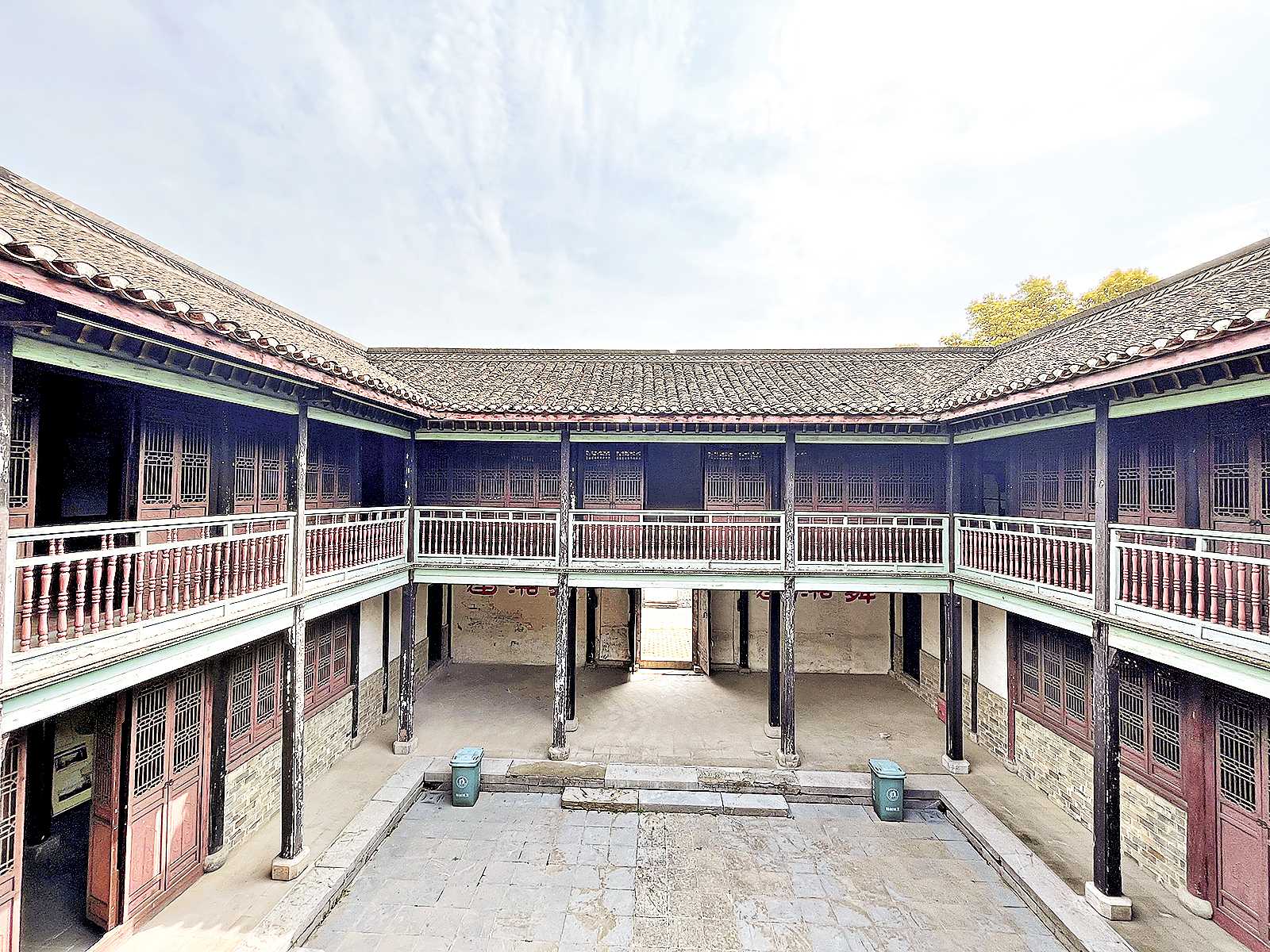 ■受西方建築影響，唐五房圩的轉心樓採用類似蒂芙尼藍的色彩粉飾建築。