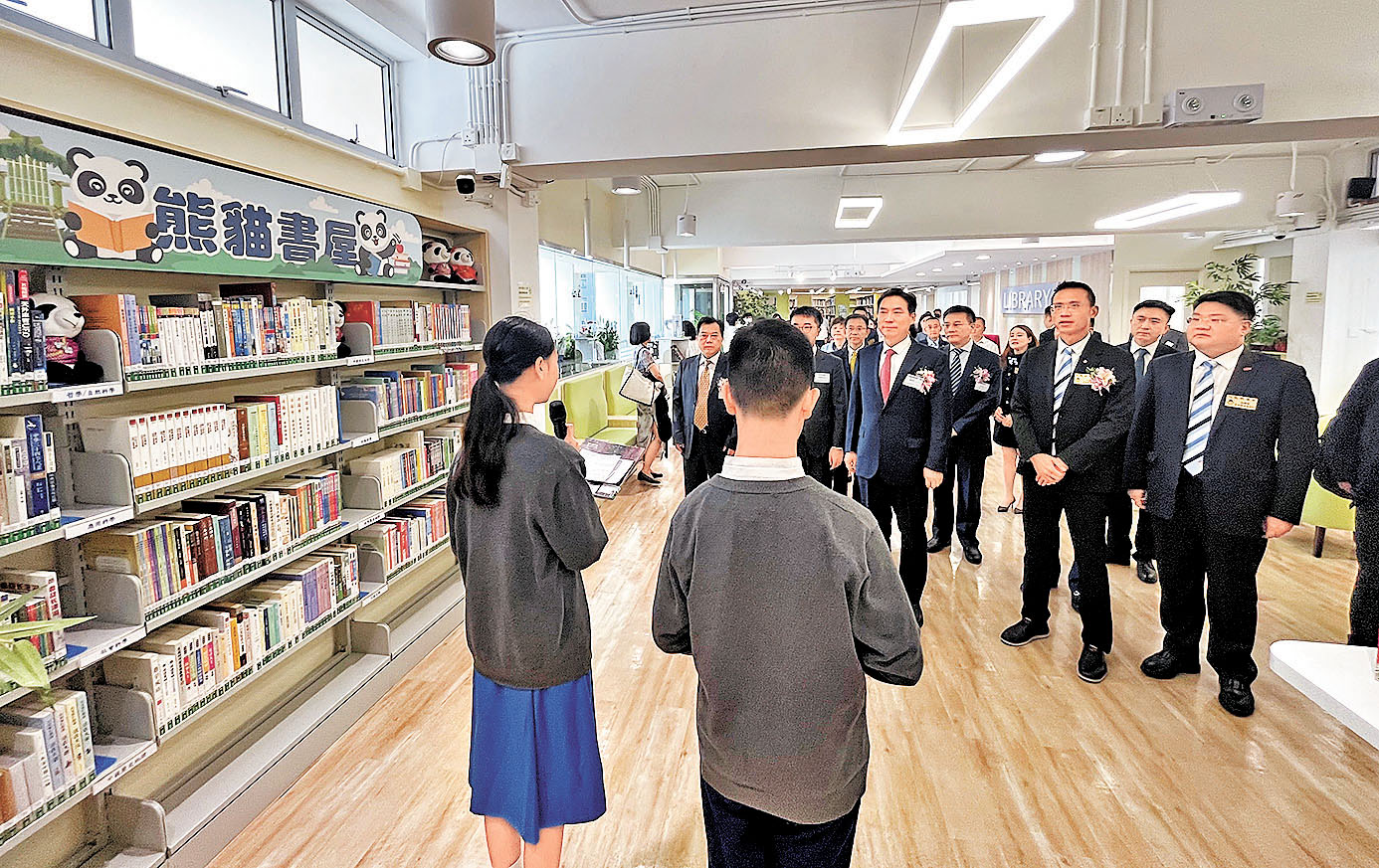 ■同學們向一眾嘉賓介紹「樂善堂楊葛小琳中學熊貓書屋」。