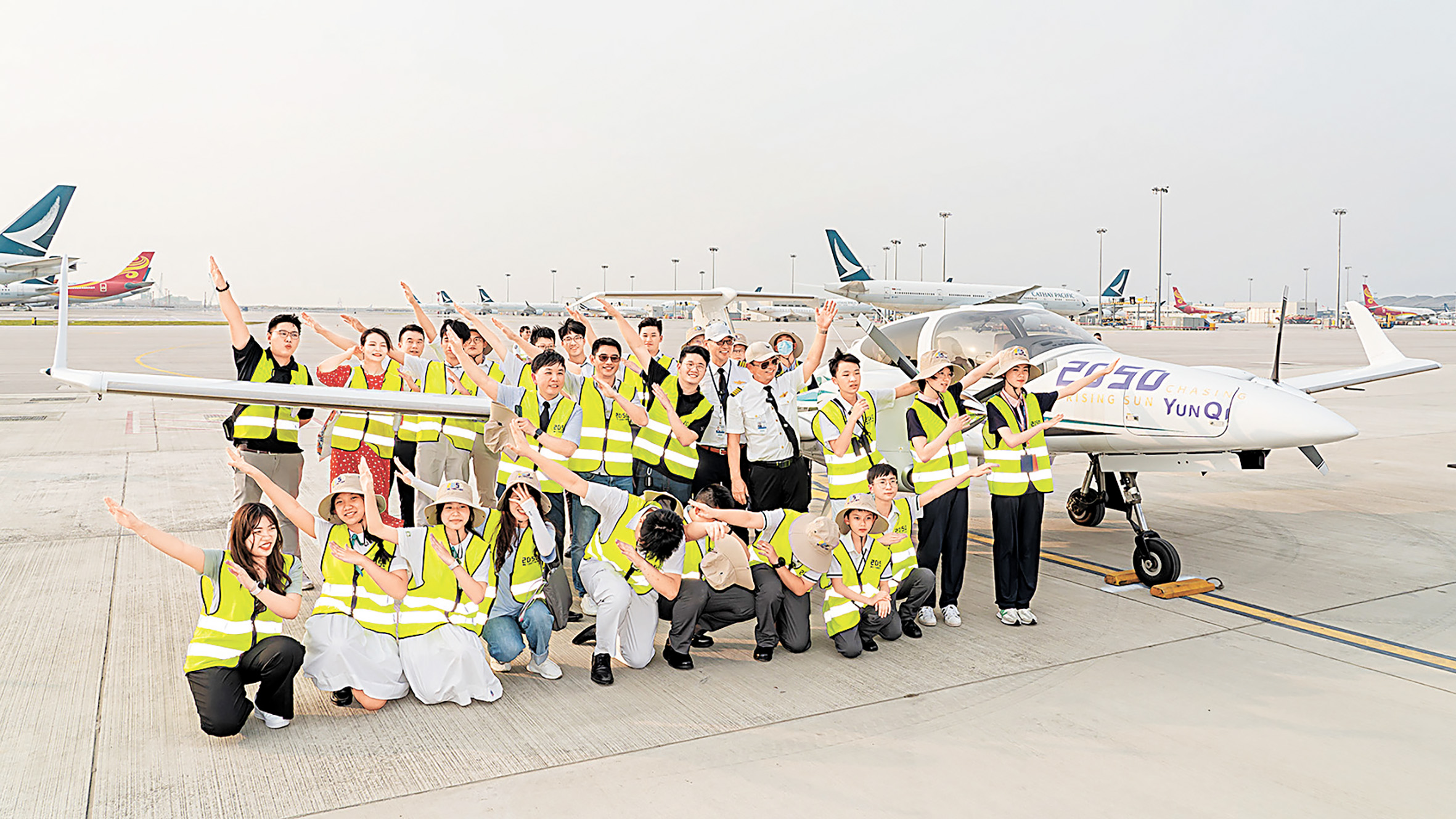 ■慕光學生在停機坪參與接機歡迎儀式。