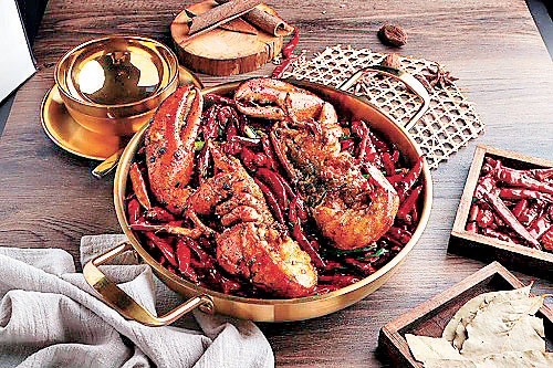 ■麻辣龍蝦乾鍋選用原隻波士頓龍蝦。