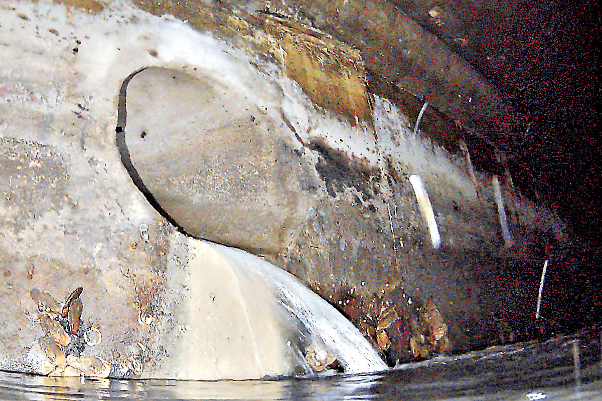 ■潛水艇在渠道發現疑似流出污水的支流，大幅收窄調查範圍。