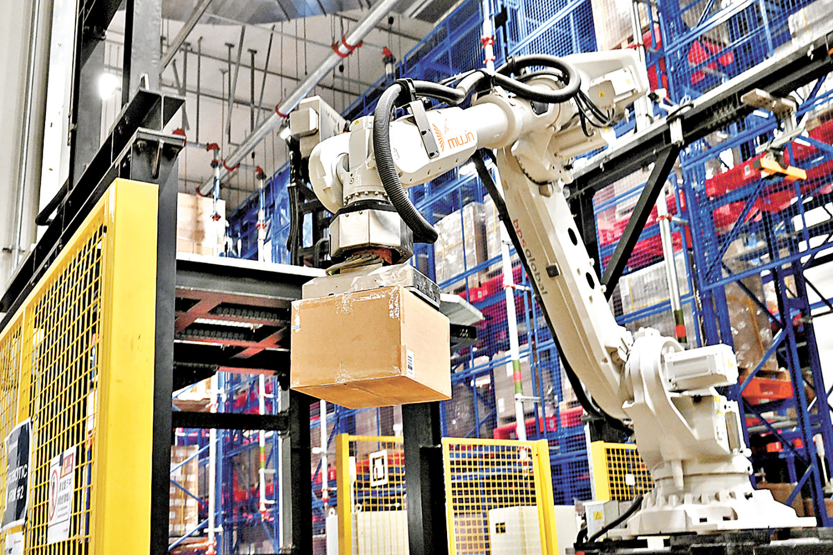 ■機械臂將貨物從輸送帶裝卸貨物，再逐一上架。