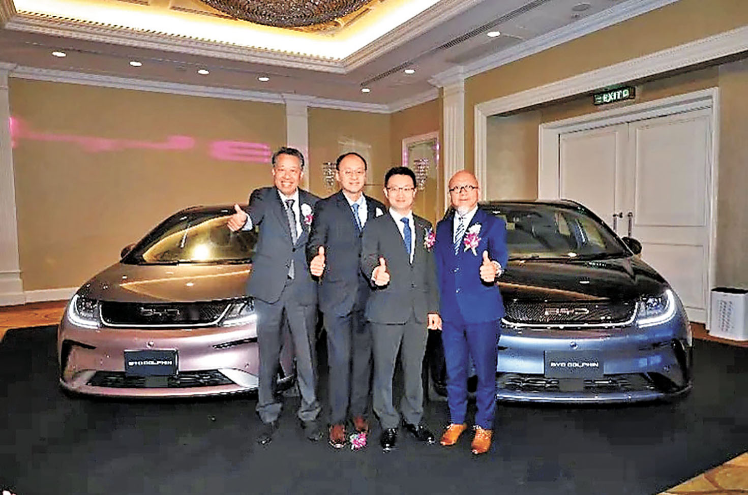 ■比亞迪香港代理聯大汽車營運總監崔慶銓(左一)表示，「海豚」是入門理想之選。