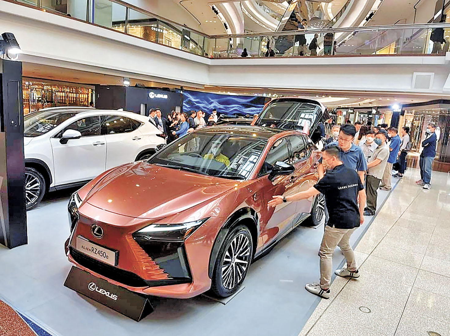 ■淩志新款電動車在港有不少捧場客。