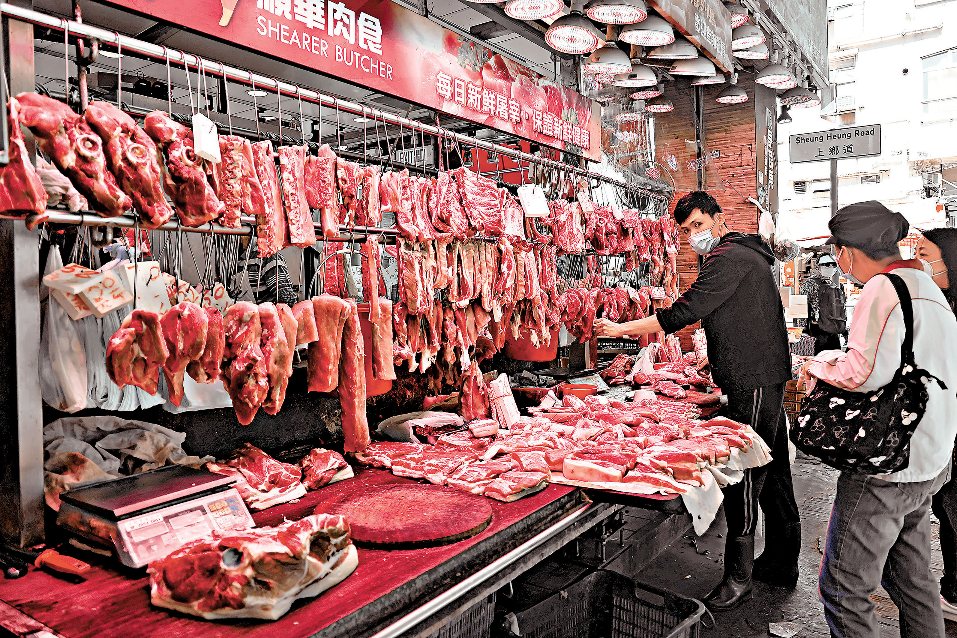 ■街市肉檔供應新鮮豬肉和牛肉。    資料圖片