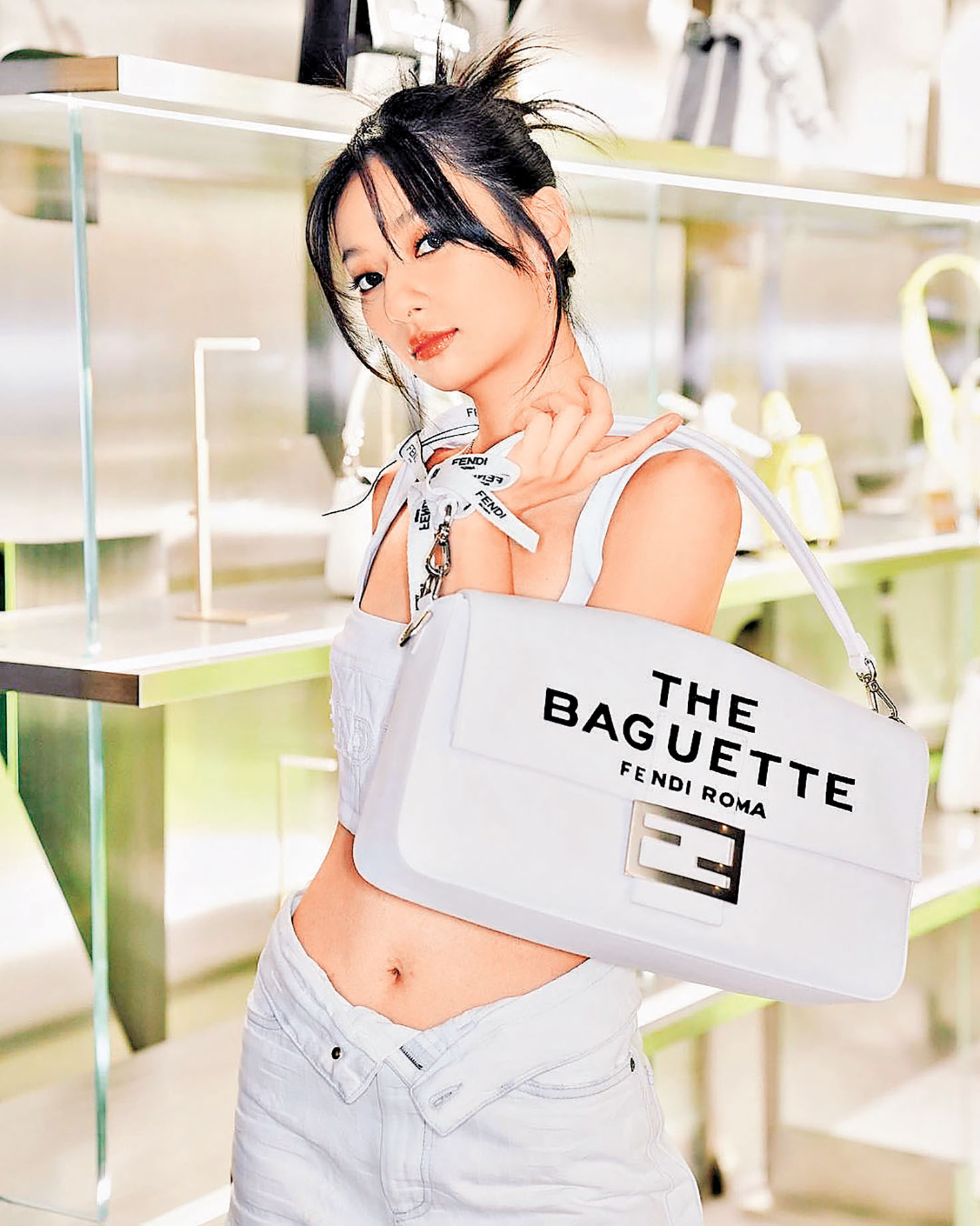 ■吳家忻以全白造型搭襯Baguette手袋。 Ig@kayan9896