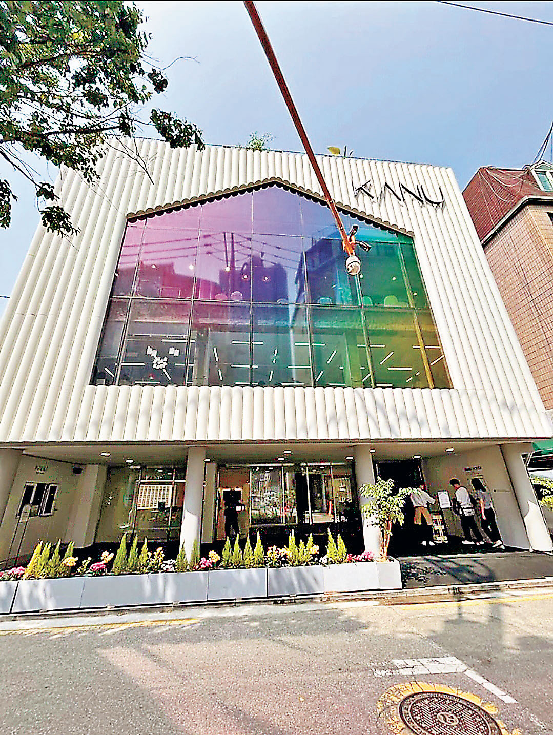 ■五層高的孔劉咖啡期間限定店充滿誠意。