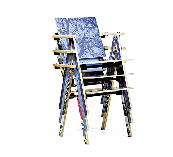 ■紋身椅子疊在一起，變成一件藝術品。