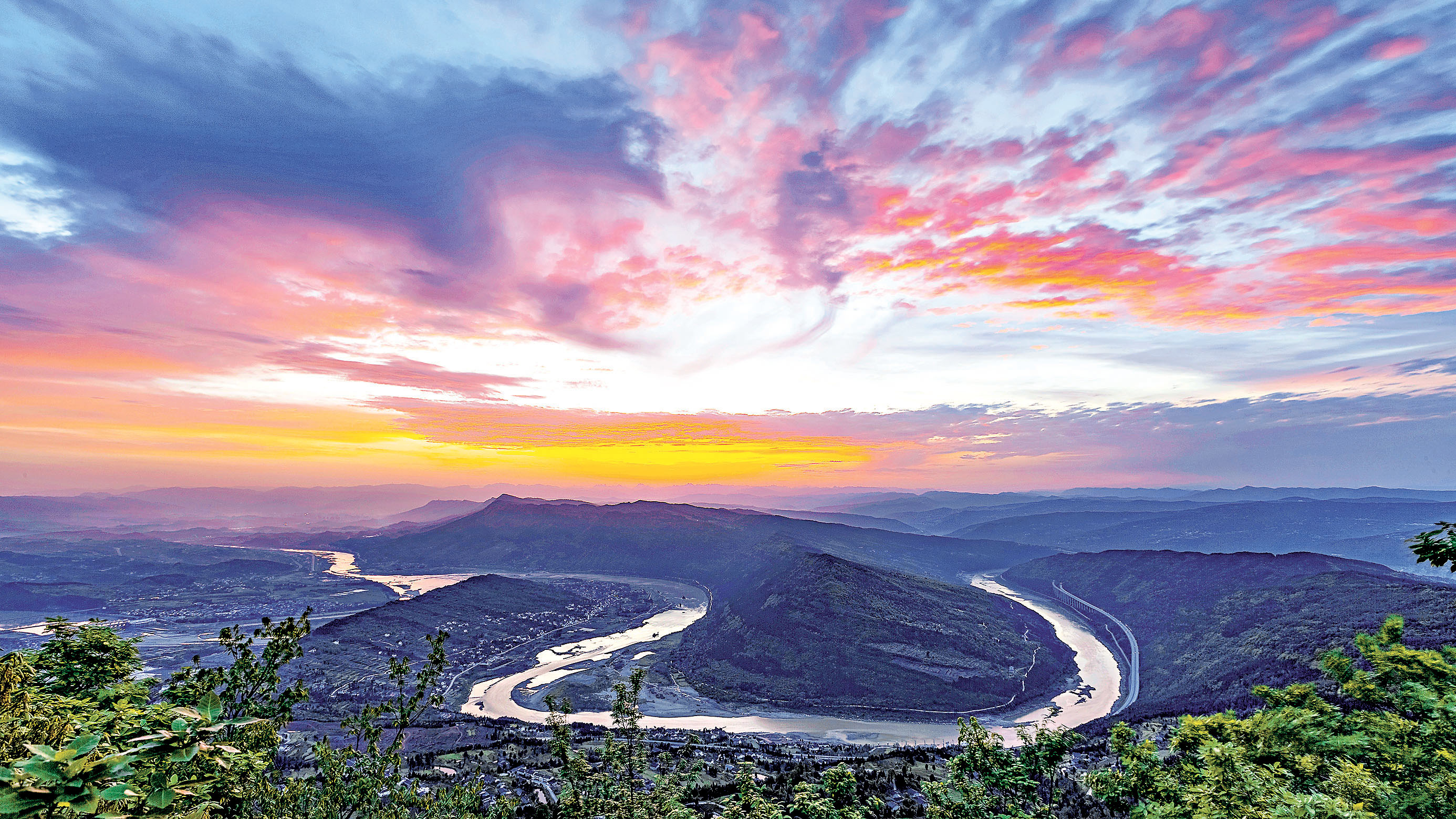 ■嘉陵江繞城而出，被兩座山分割成「S」狀，形成一幅天然太極圖。