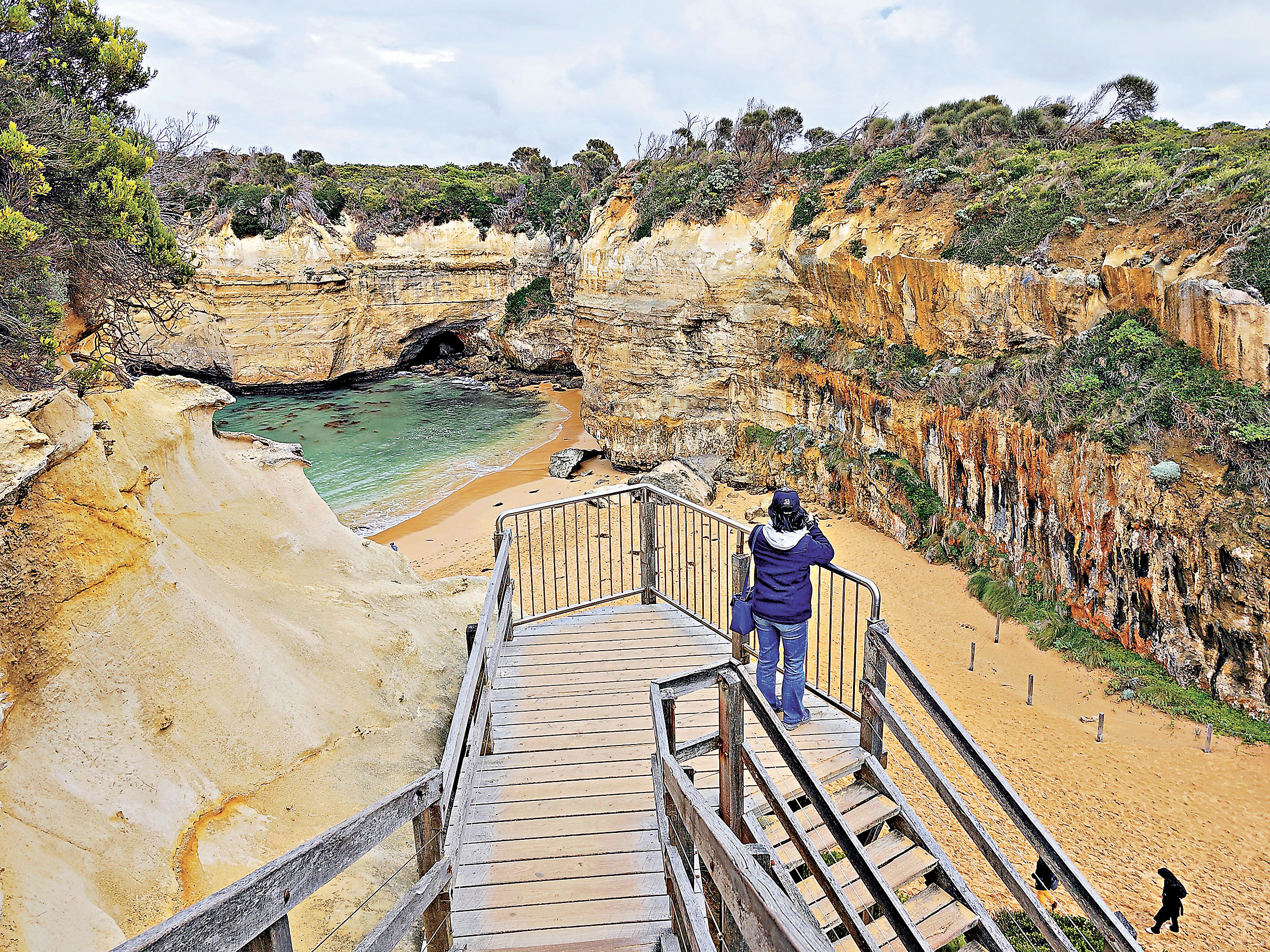 ■在洛克阿德峽谷，你可沿梯級往下走，近距離接觸海中石。