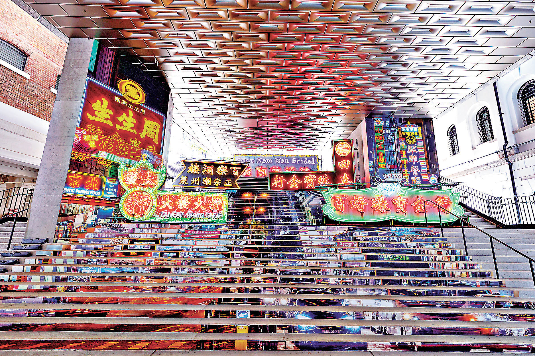 ■位於洗衣場石階的「霓續」展覽場景 。