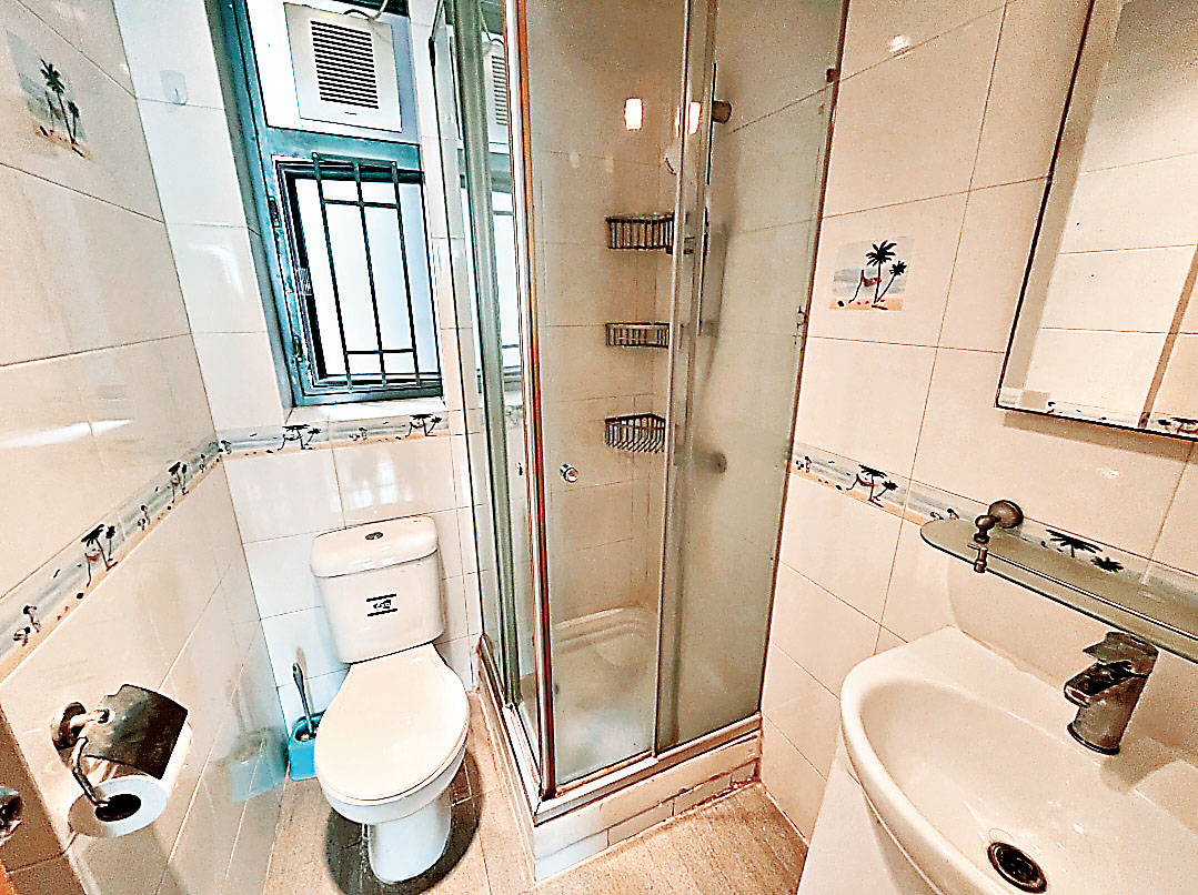 ■廁所配搭淋浴間。