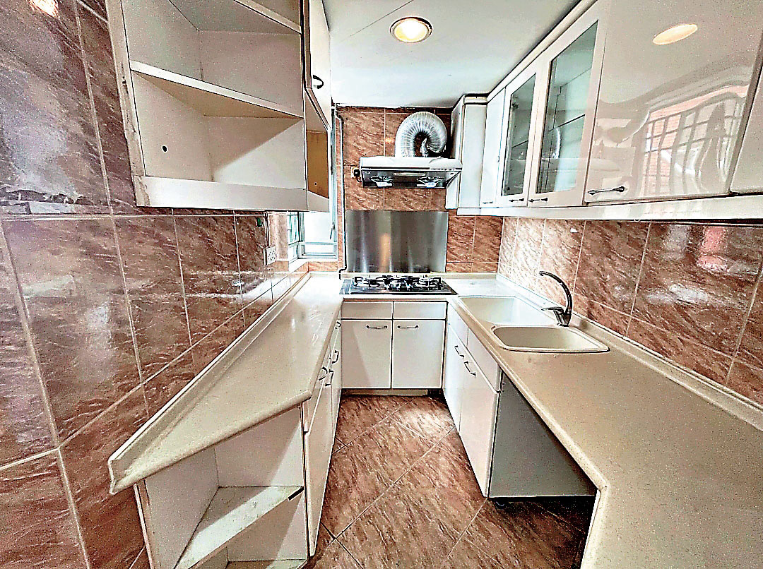 ■廚房兩旁設有吊櫃及煮食枱。