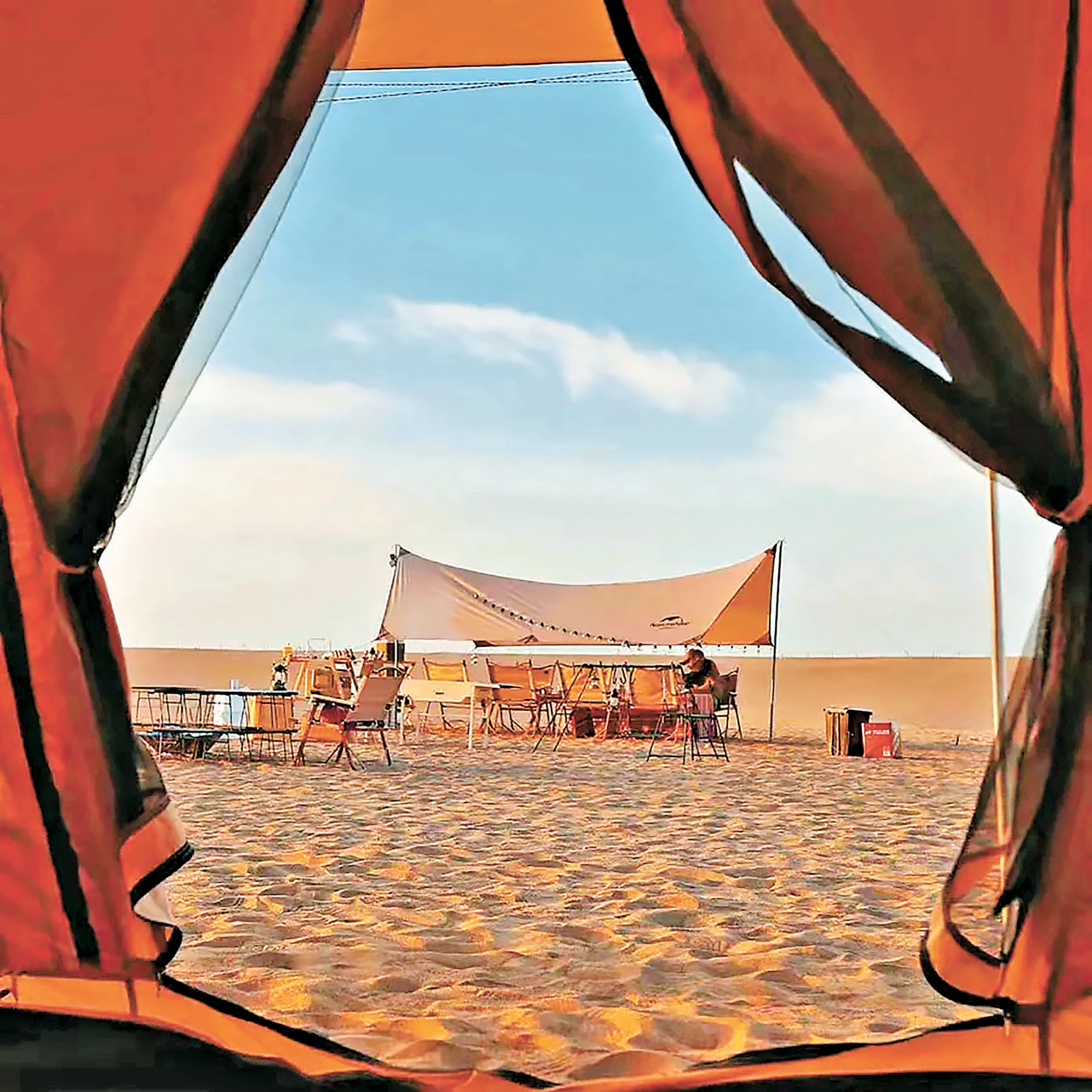 ■遊客體驗沙漠露營。