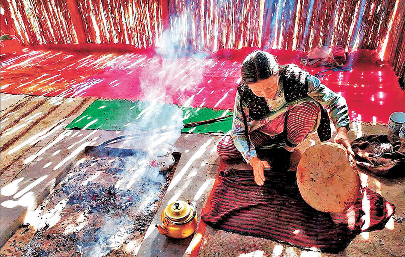 ■正在製作當地特色美食庫麥其的達里雅布依老村居民。