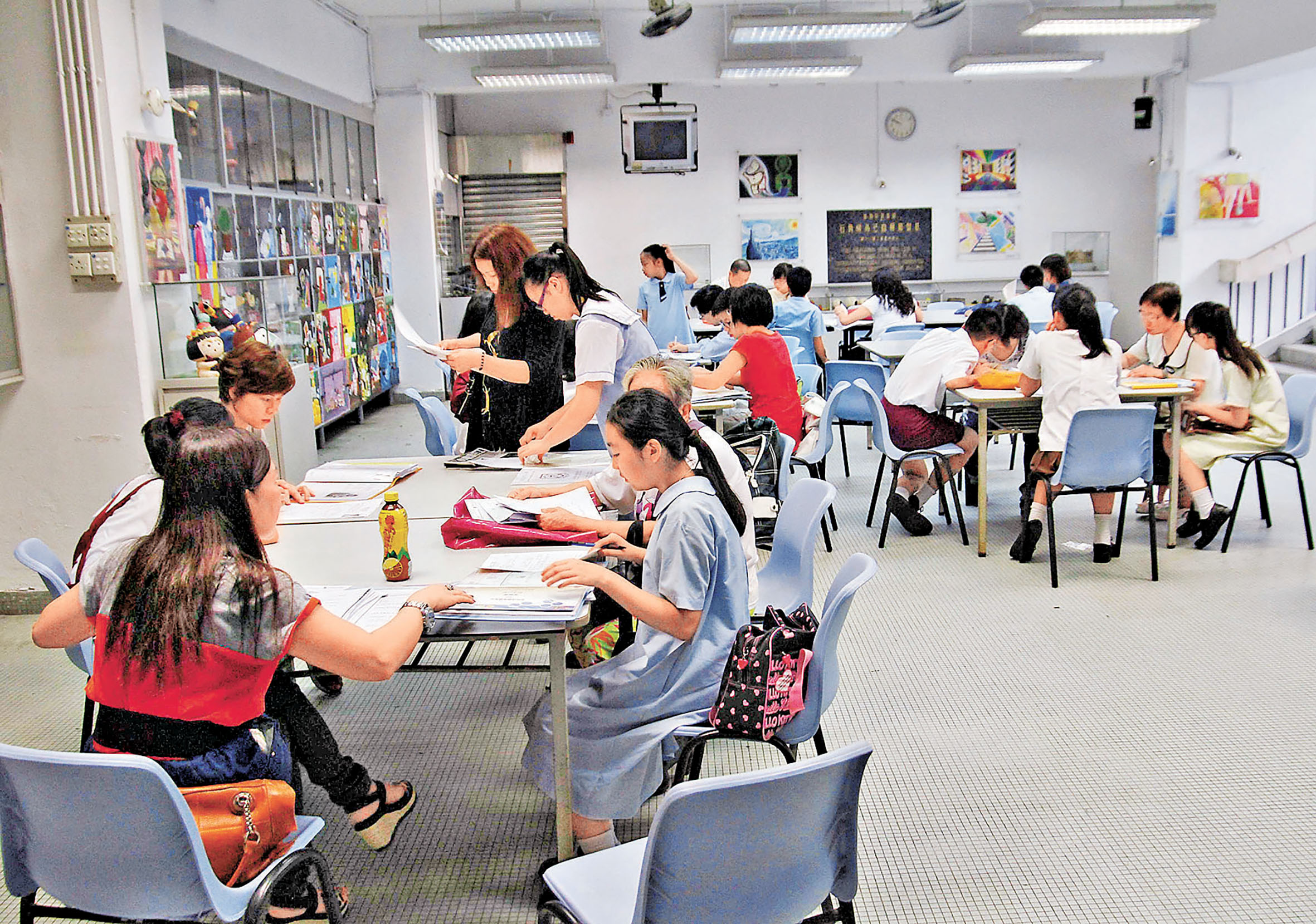 ■一批家長帶同子女到心儀的中學遞表叩門。  資料圖片