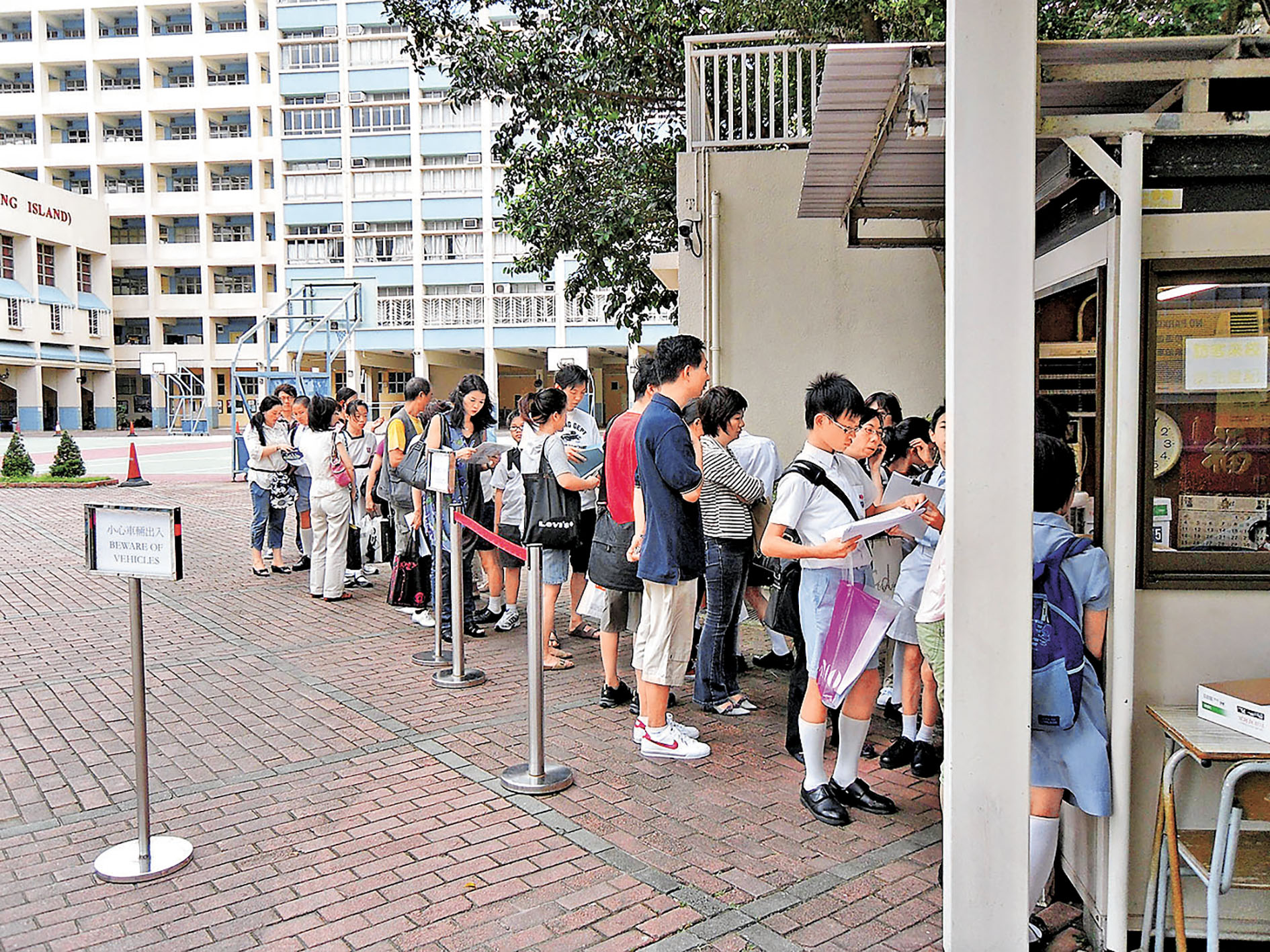 ■今日升中派位公布結果，估計名校門外將出現叩門人龍。 資料圖片