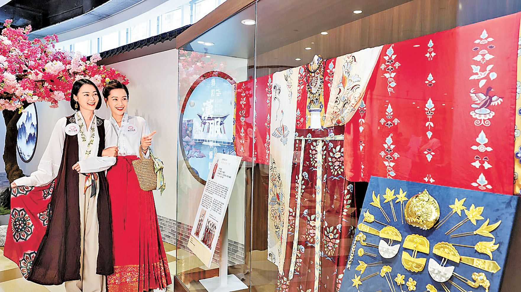 ■約上好友一起在黃大仙中心欣賞華服之美。