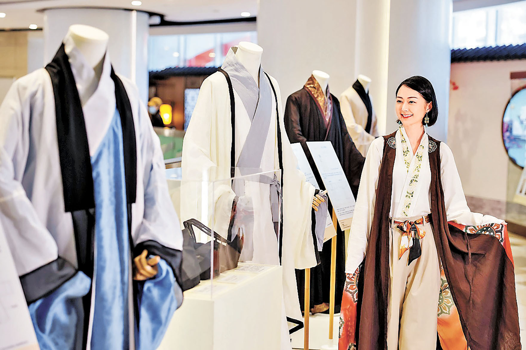 ■商場展示八位歷史人物復原華服造型。