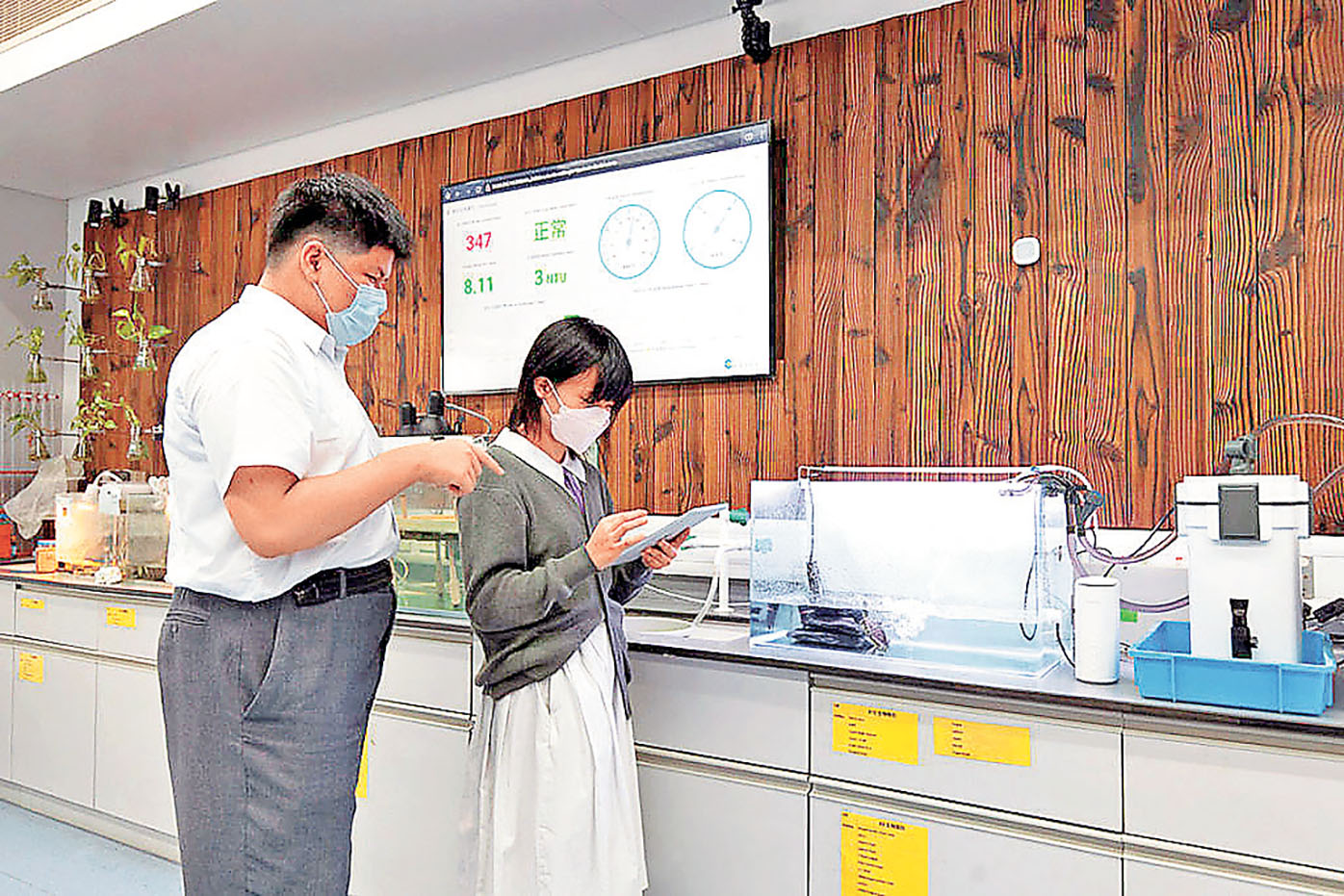 ■萬鈞伯裘書院學生觀察「5G智能飼養箱」情況。