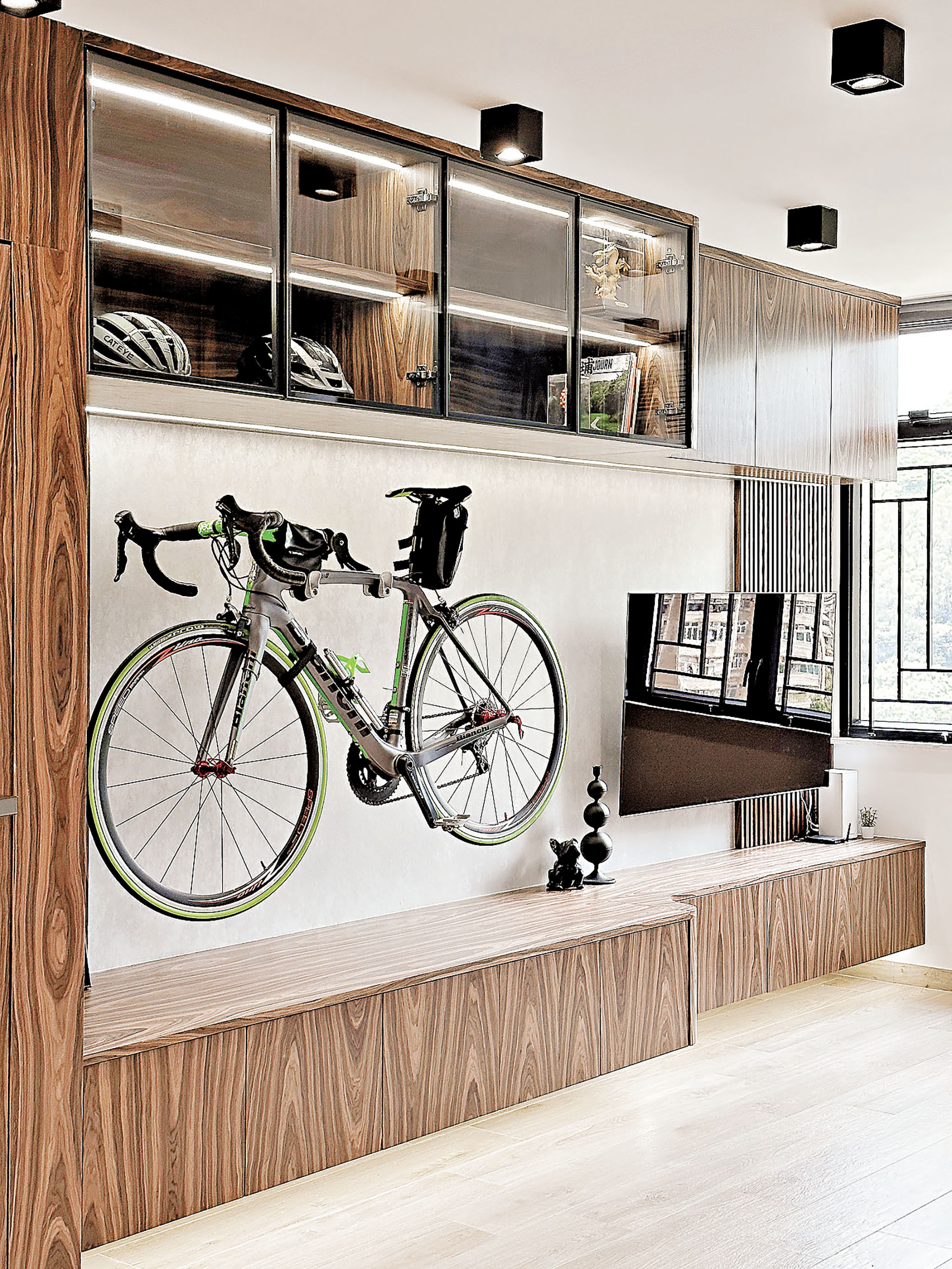 ■客廳特製電視裝飾櫃，安放的單車儼如一件藝術品。