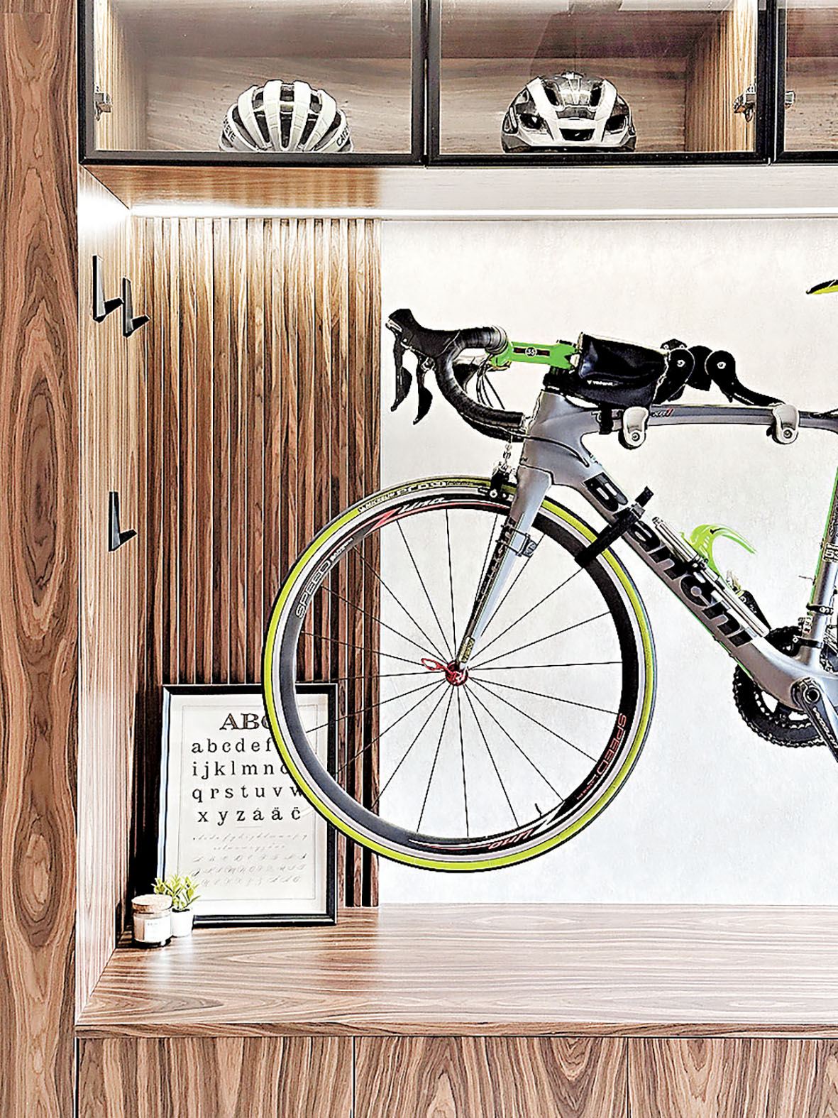 ■戶主要求客廳要展示他的心愛單車及裝飾配件。